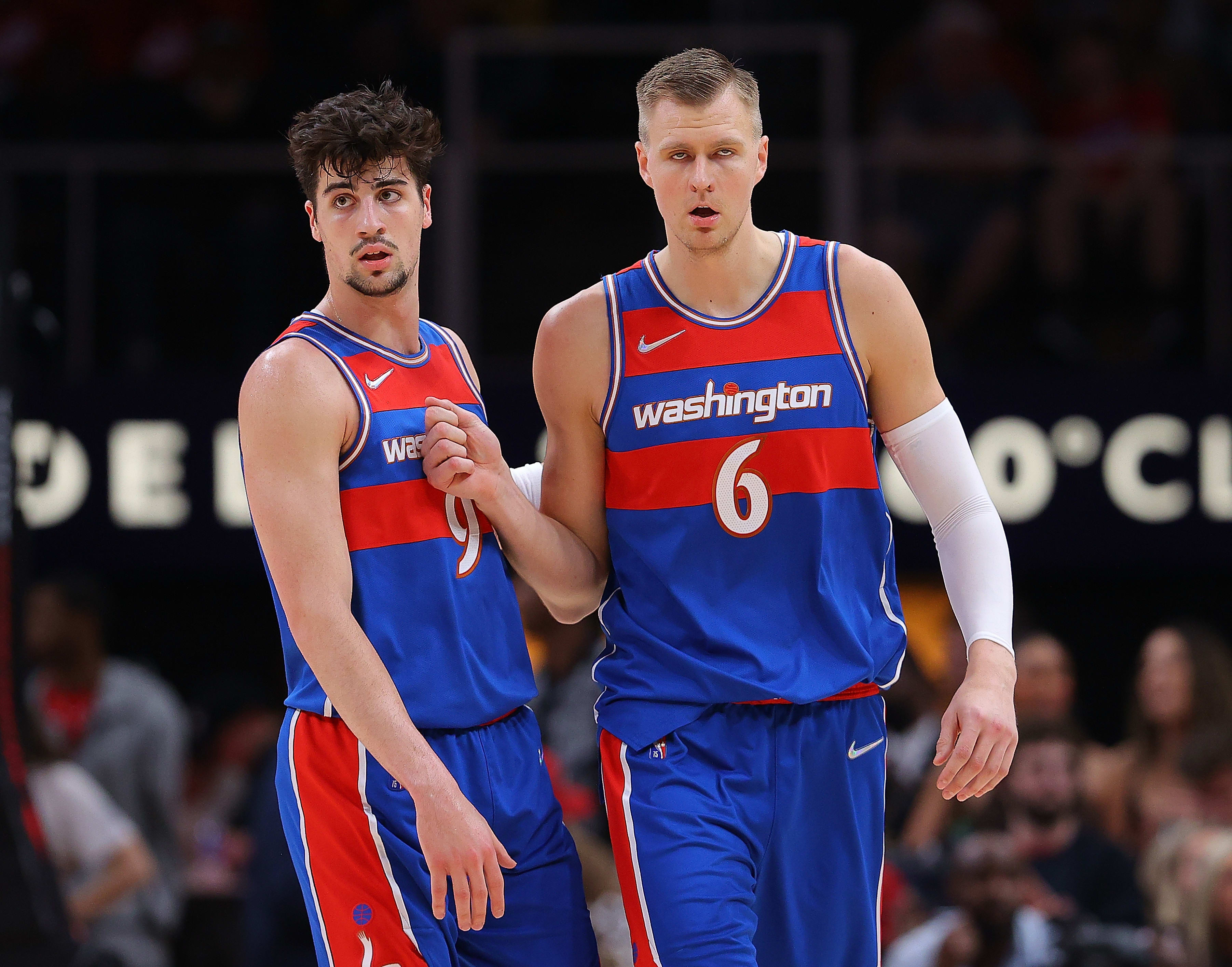 שחקן וושינגטון וויזארדס דני אבדיה עם קריסטאפס פורזינגיס