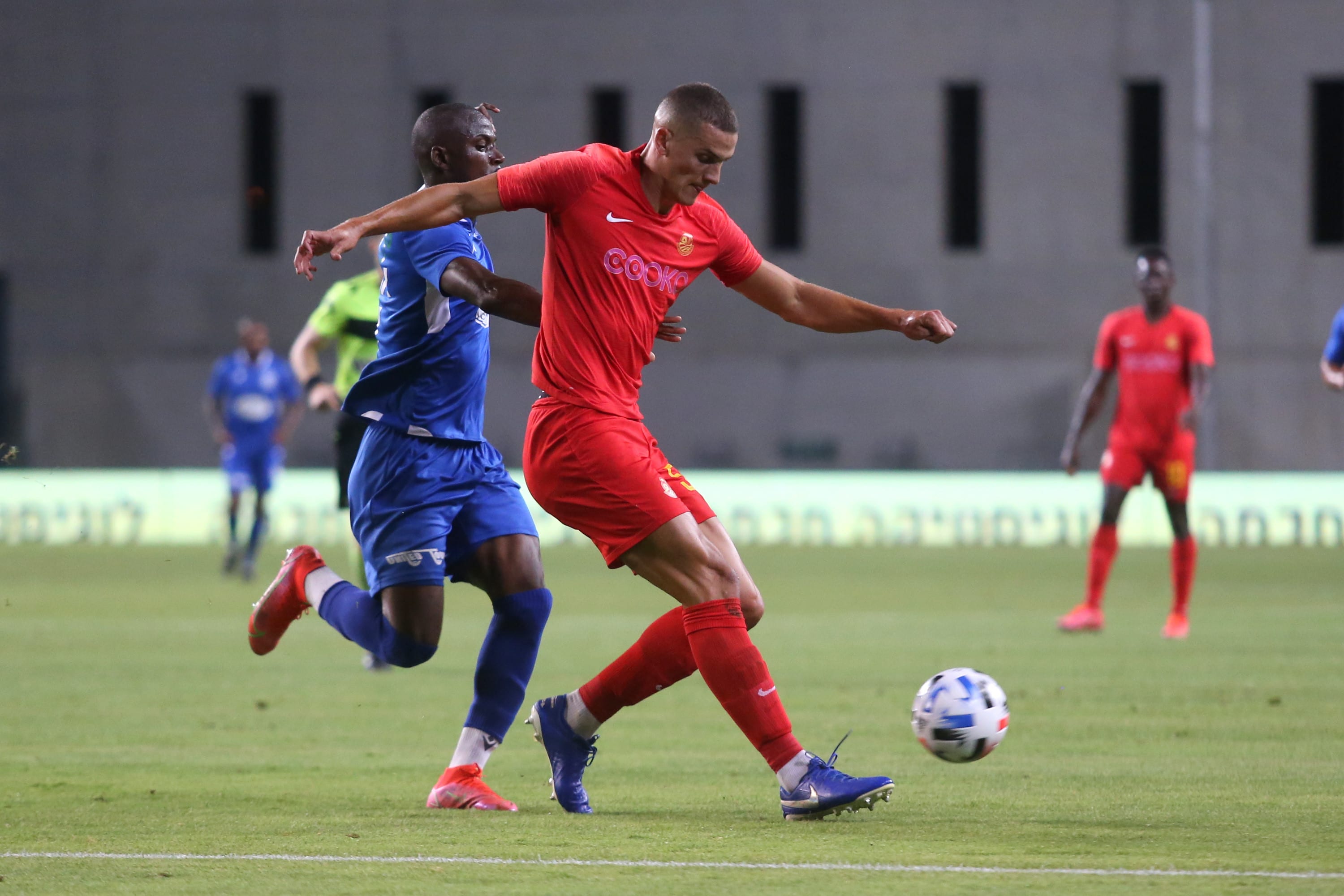 שחקן מ.ס. אשדוד ננאד צבטקוביץ' מול שחקן מכבי פתח תקוה אור אינברום