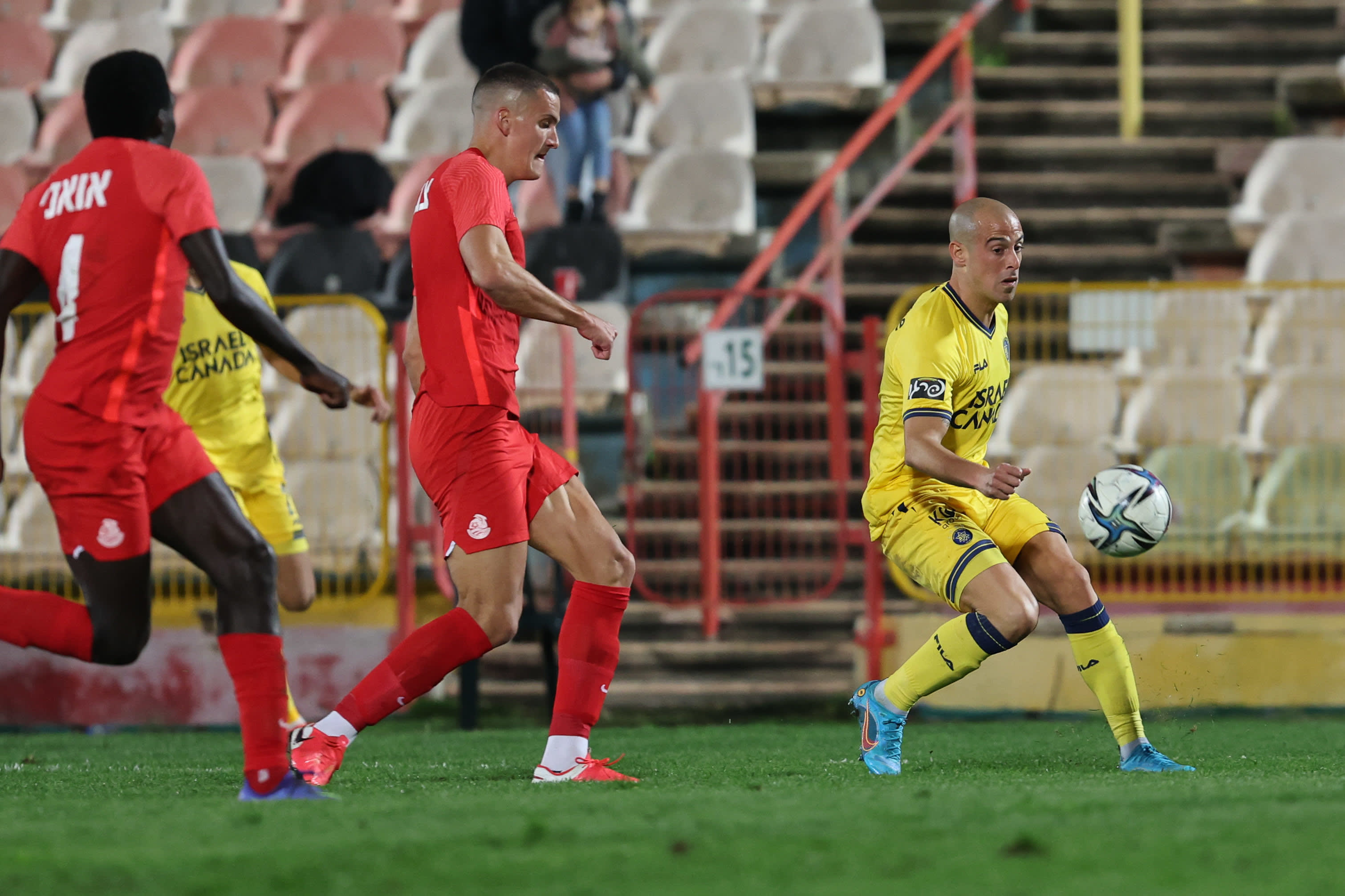 שחקן מכבי תל אביב טל בן חיים מול שחקן מ.ס. אשדוד ננאד צבטקוביץ'