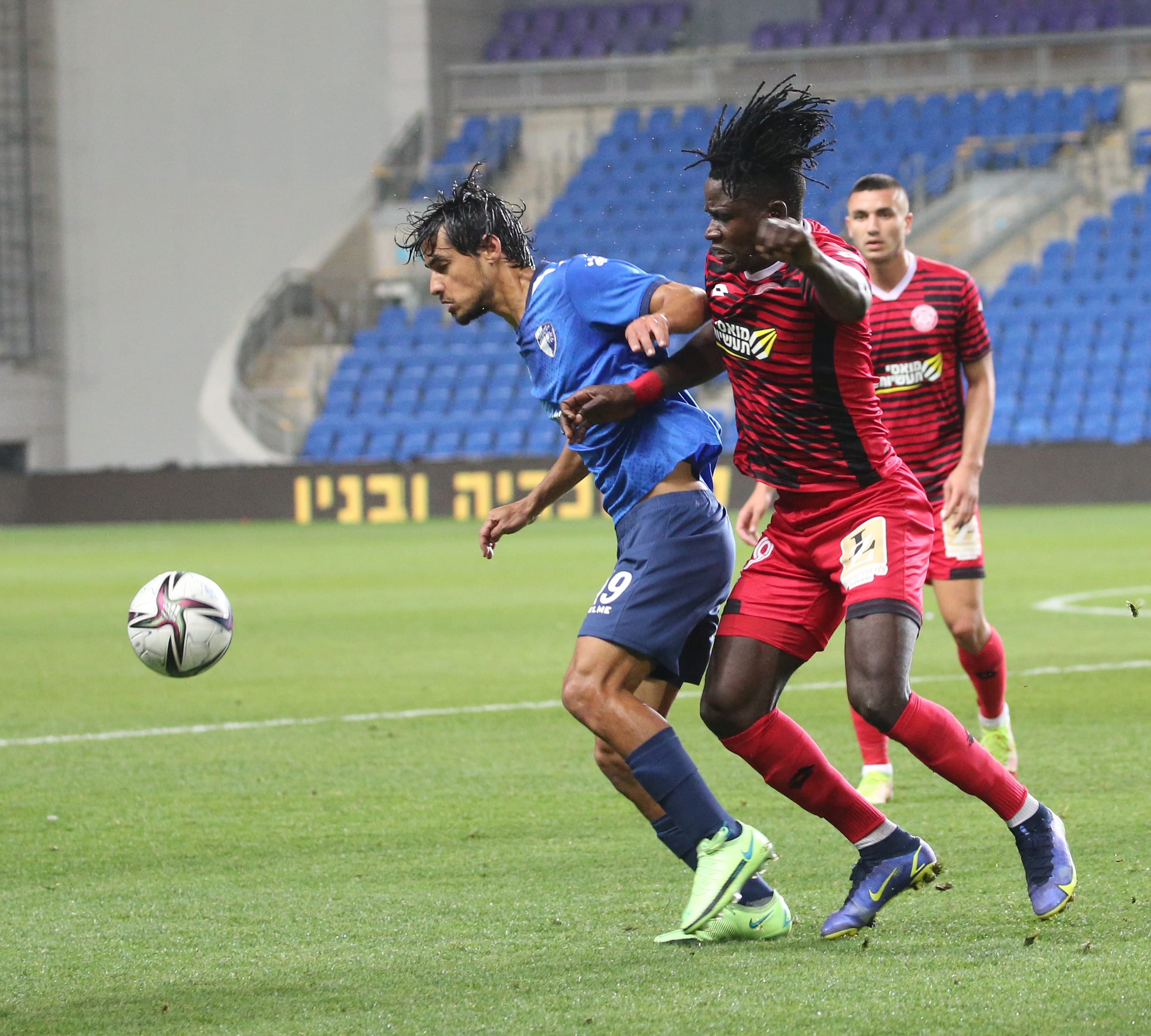 רועי קהת שחקן עירוני קרית שמונה לפני סטיבן אלפרד שחקן הפועל חדרה