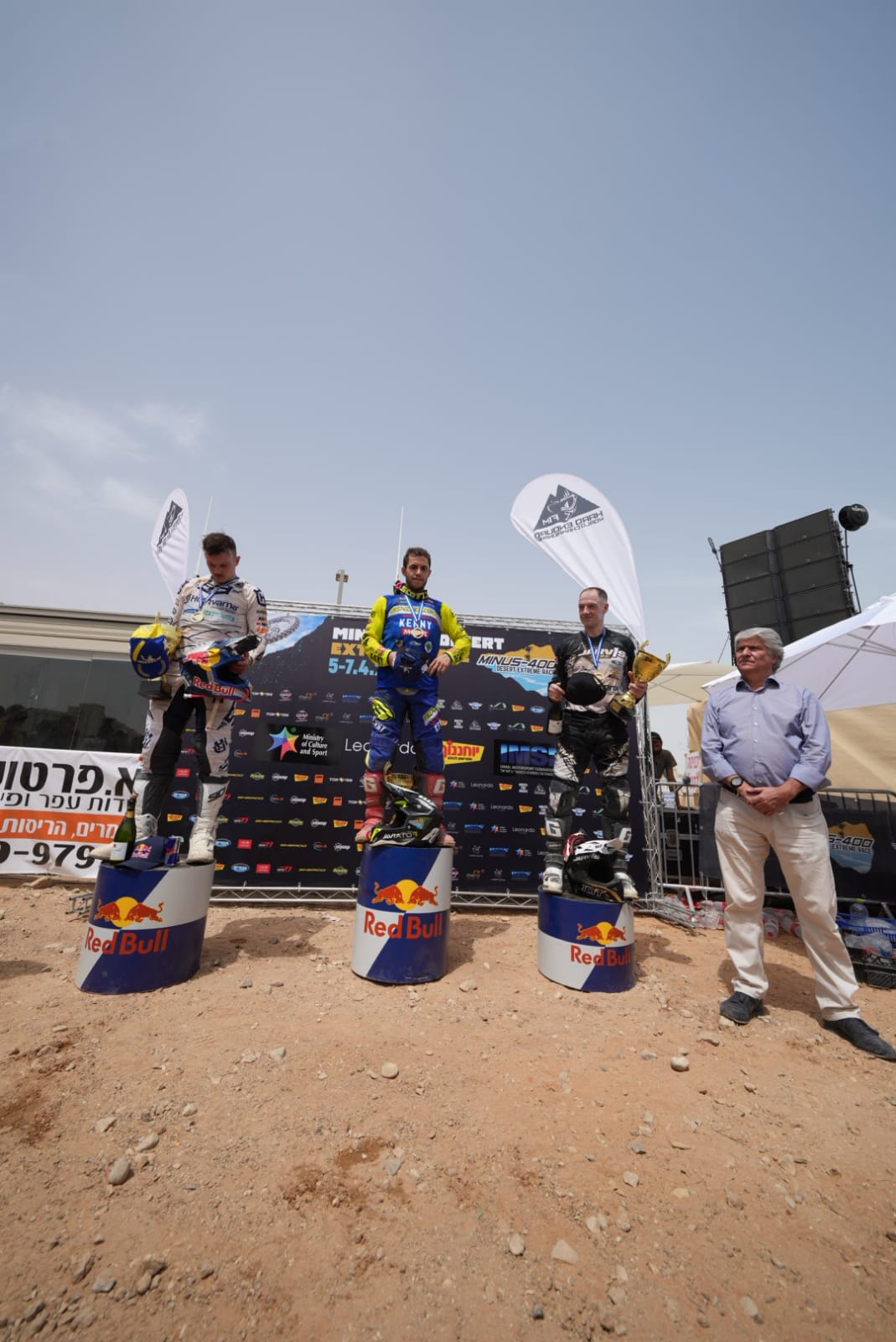 הענקת גביע לשלושת הראשונים במרוץ מינוס 400