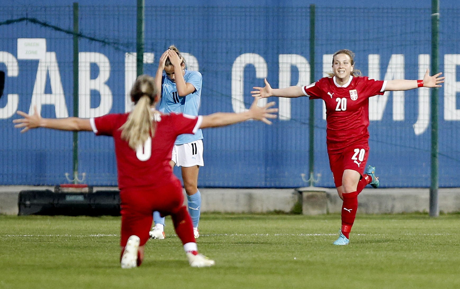 טיאנה פיליפוביץ' שחקנית נבחרת סרביה חוגג מול נועה סלימהוג'יץ' שחקנית נבחרת ישראל