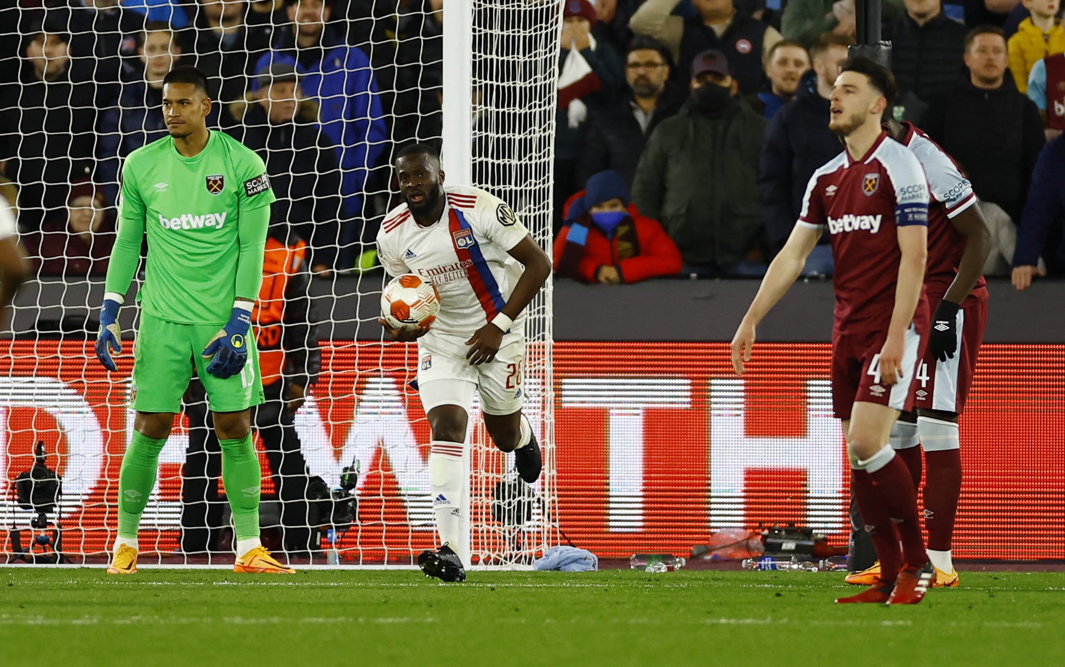 טאנגי אנדומבלה, קשר ליון