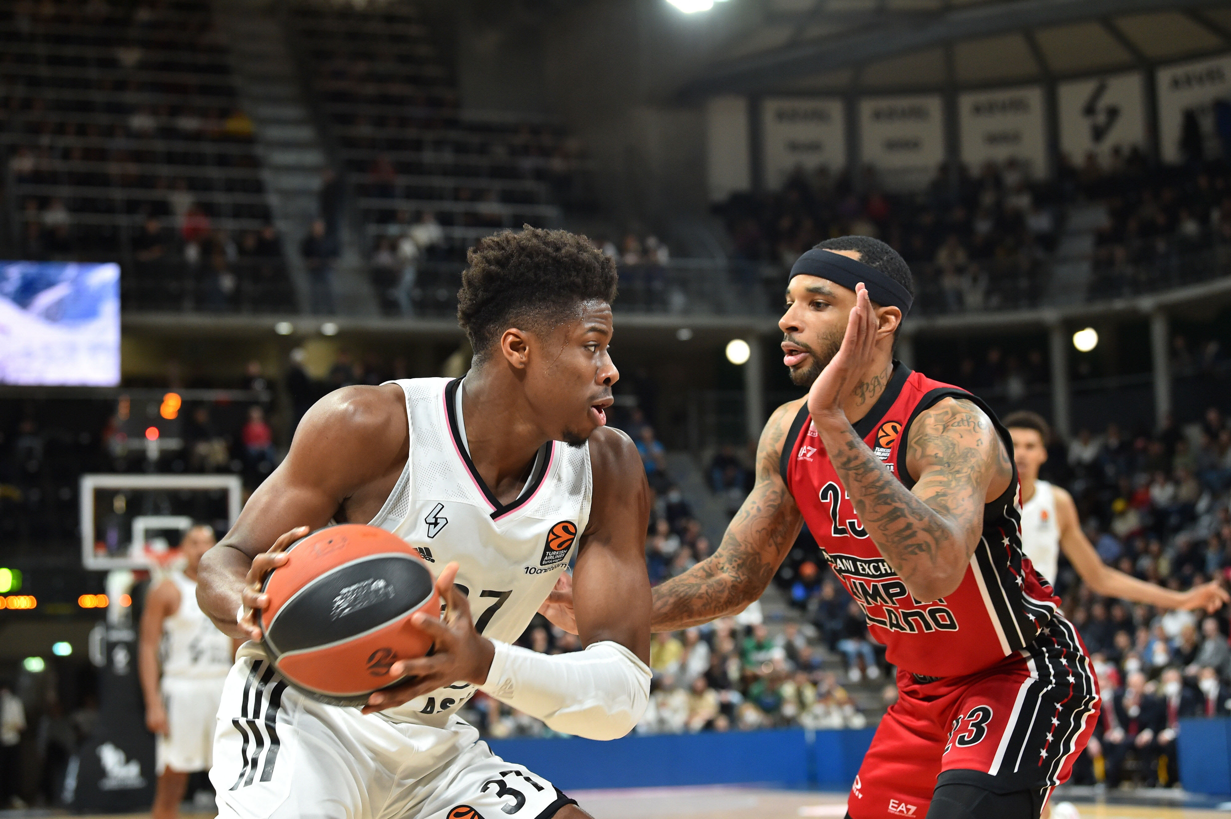 קוסטאס אנטטוקומפו שחקן וילרבאן מול מלקולם דילייני שחקן מילאנו