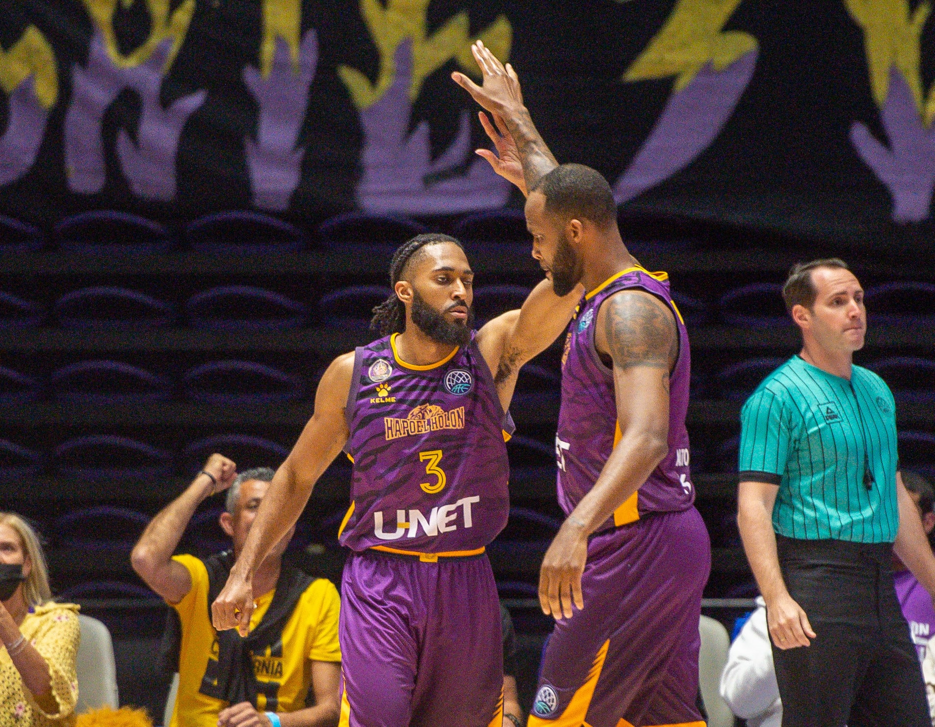 שחקן הפועל חולון כריס ג'ונסון עם אדם סמית'