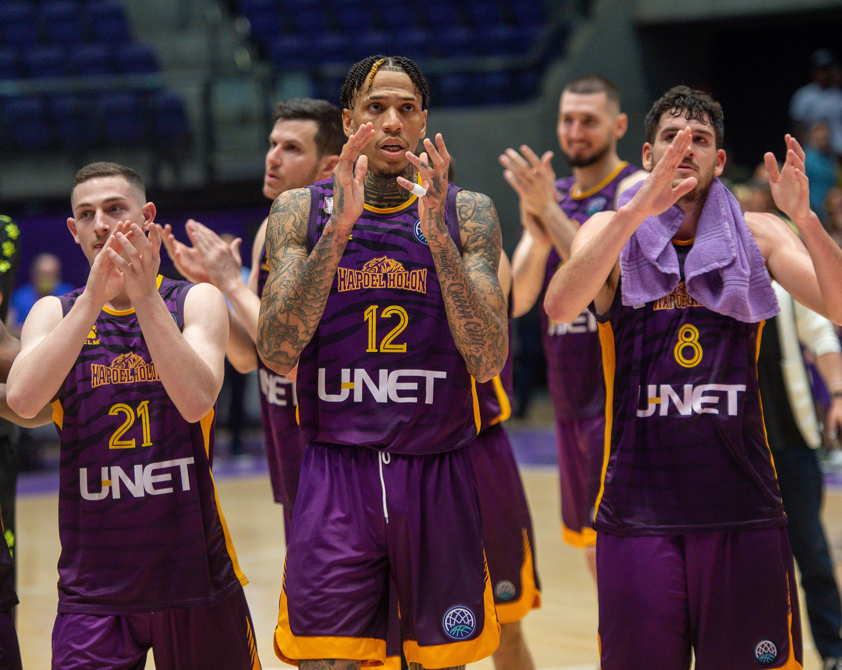 שחקן הפועל חולון מייקל קייזר עם פרדריק בורדיון