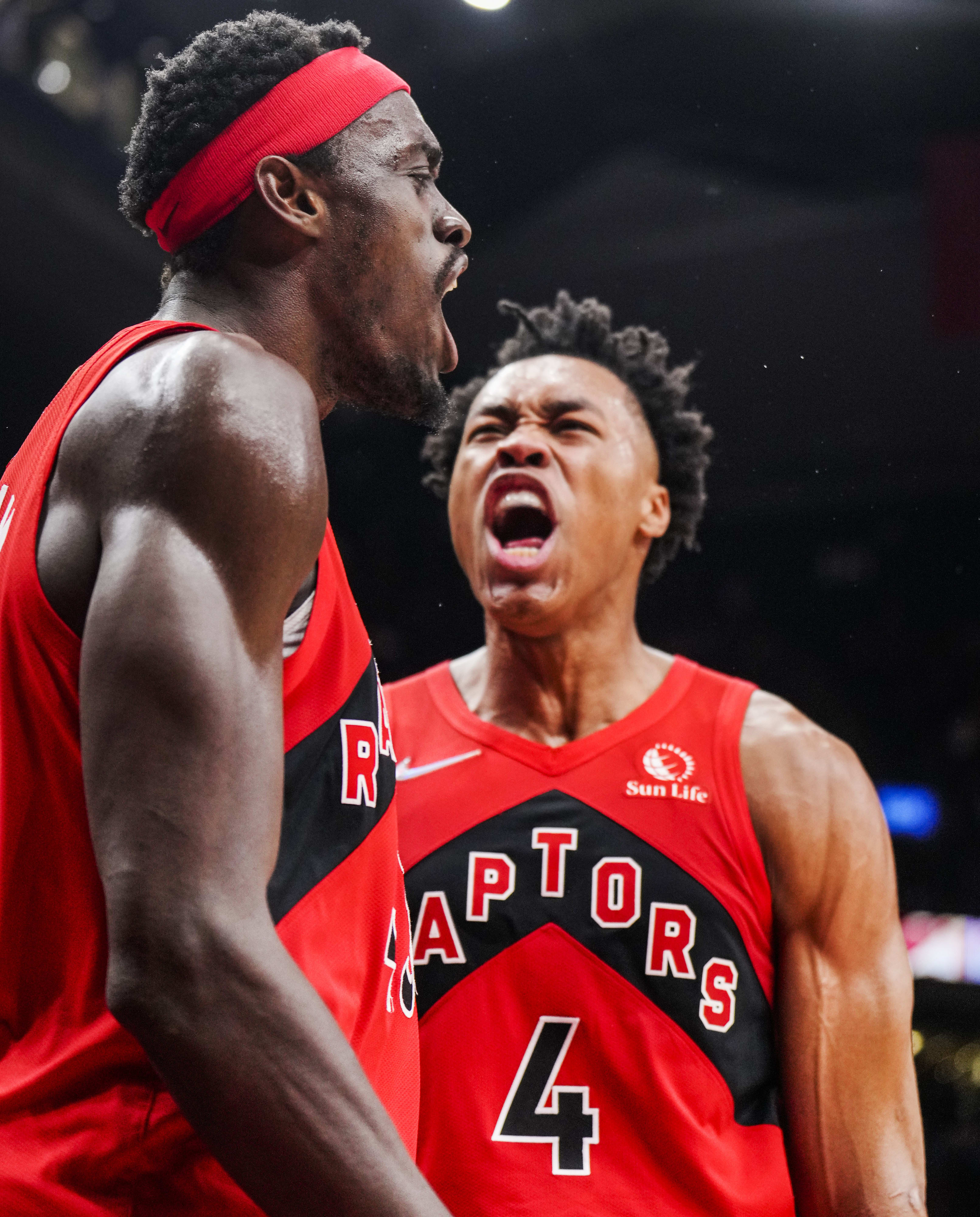 פסקל סיא'ם וסקוטי בארנס חוגגים במהלך הניצחון של טורונטו רפטורס על פילדלפיה