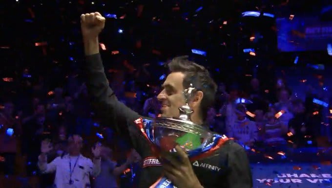 שחקן הסנוקר רוני אוסליבן זוכה באליפות העולם