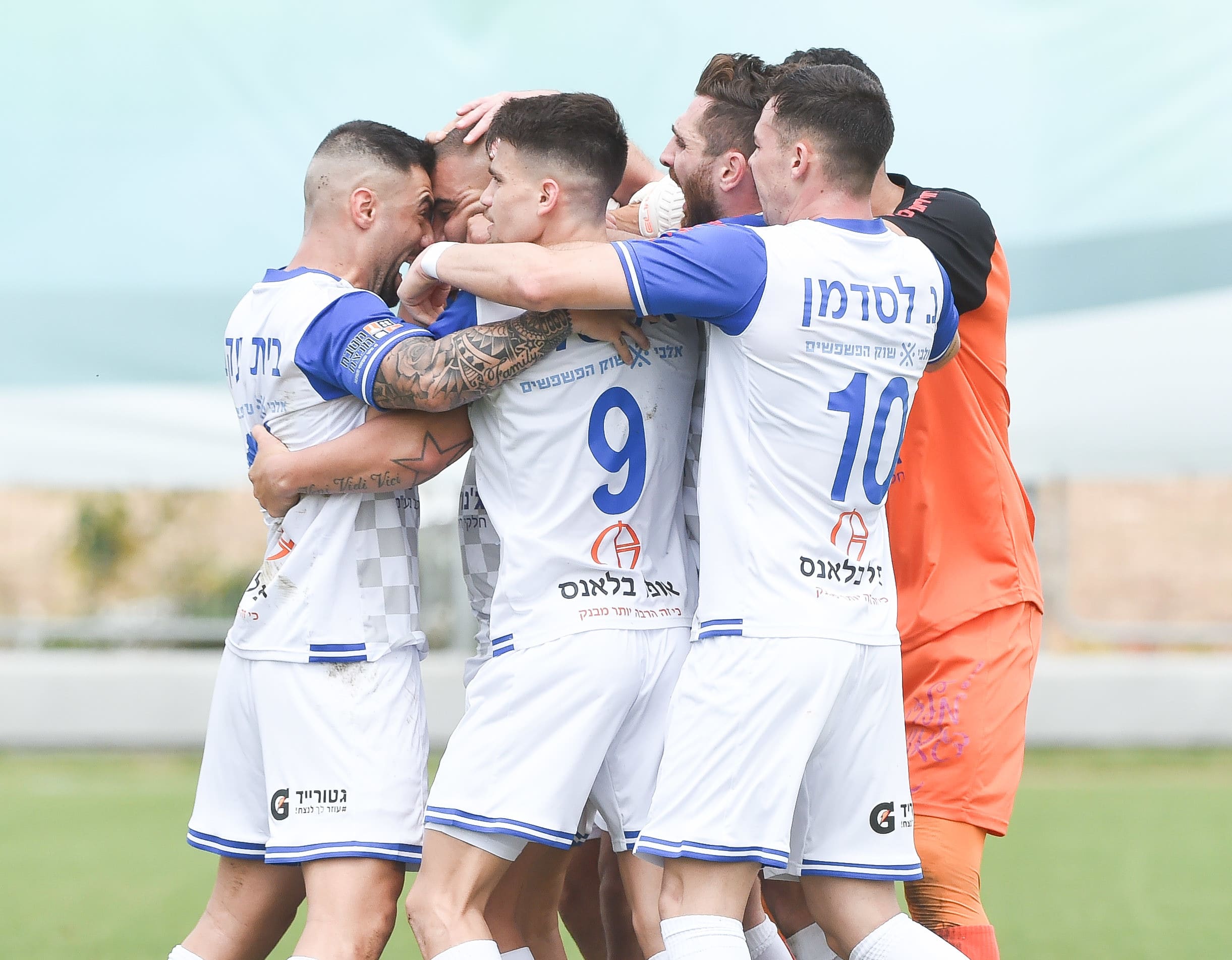 שחקני מכבי קביליו יפו חוגגים עם ערן לוי