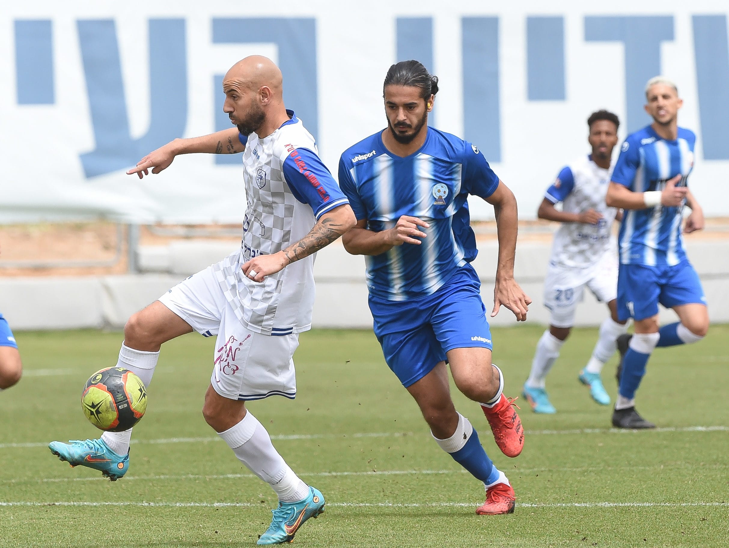 שחקן מכבי קביליו יפו דובב גבאי עם שחקן עירני כסייפה אבי מסיקה