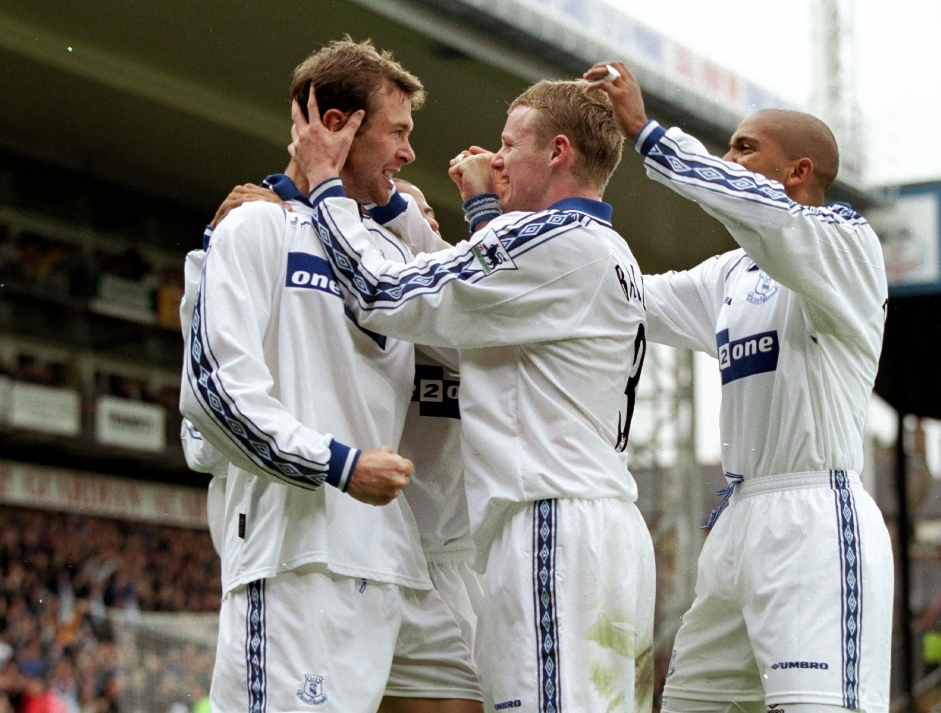 שחקני אברטון חוגגים עם דאנקן פרגוסון, 1998