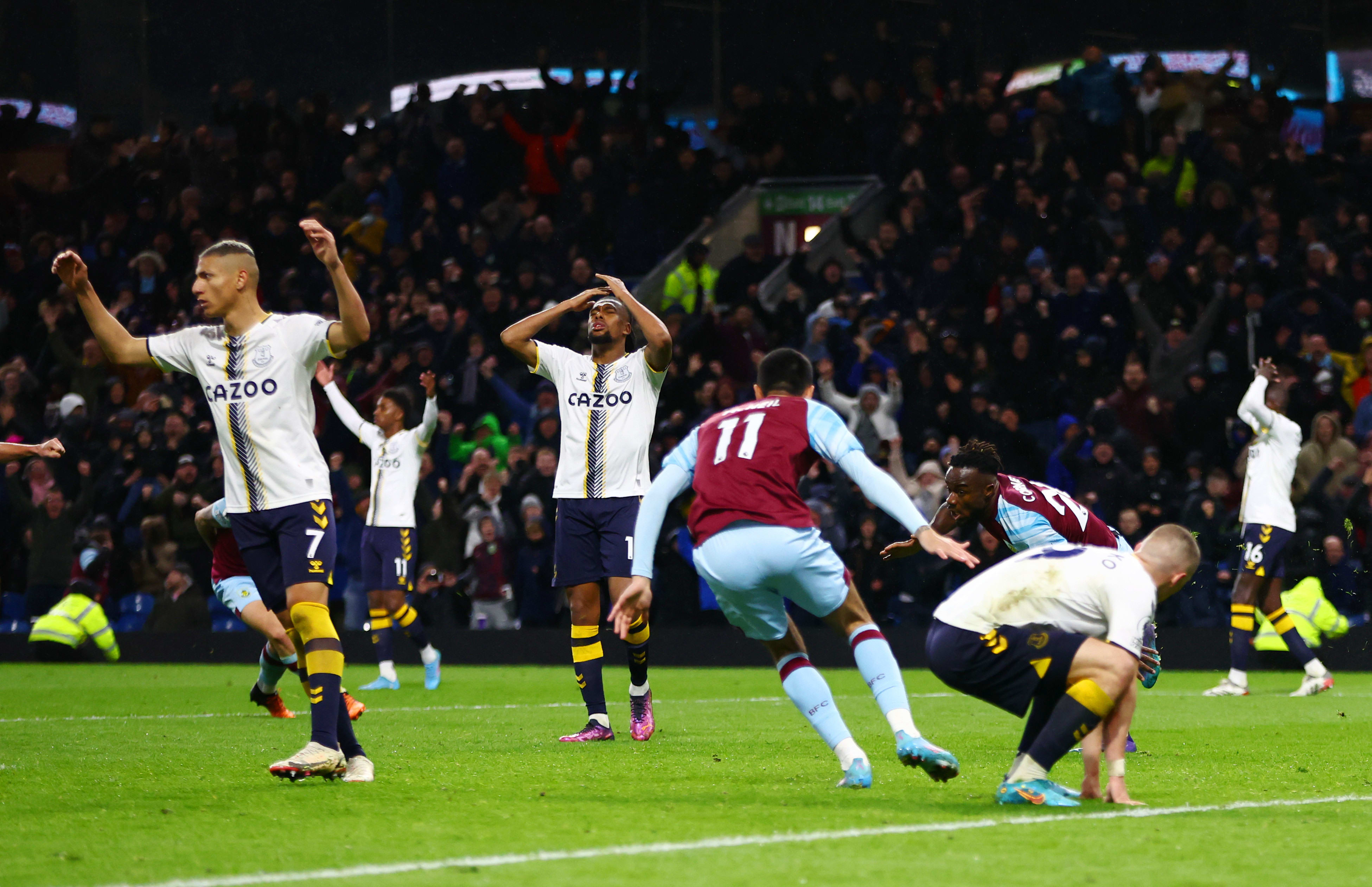 שחקני אברטון מאוכזבים בהפסד מול ברנלי