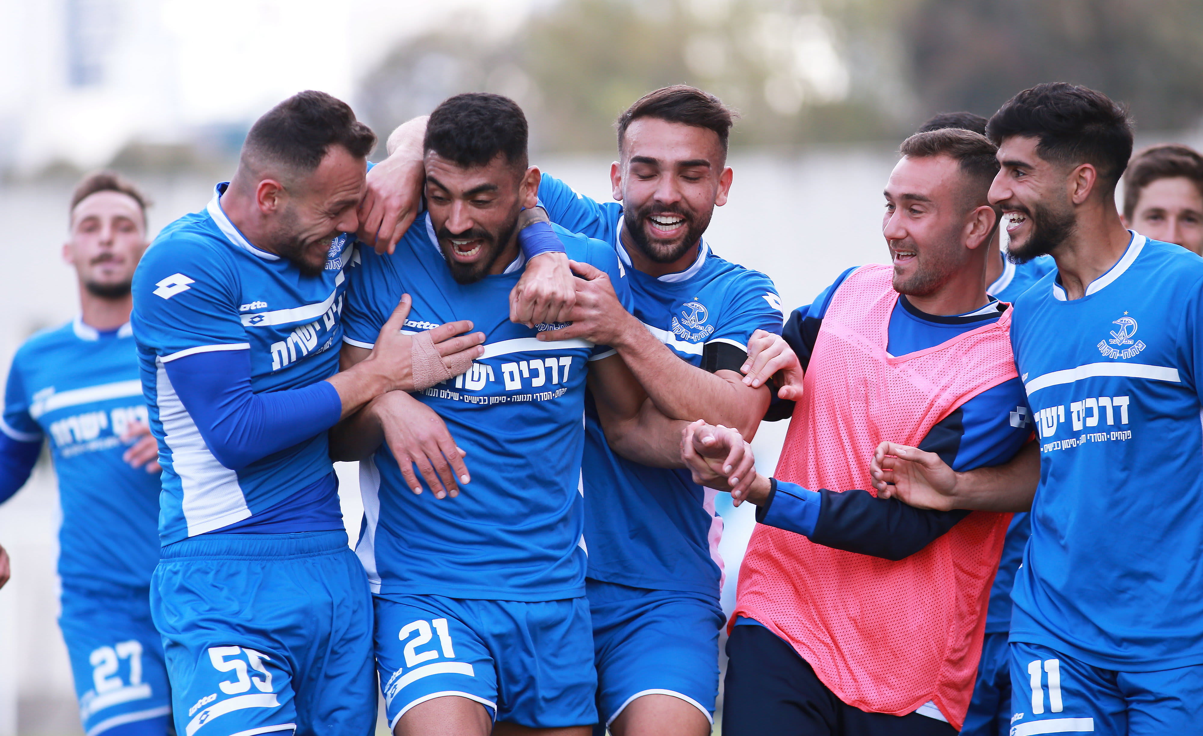 שחקני הפועל פתח תקוה חוגגים עם רועי זיקרי