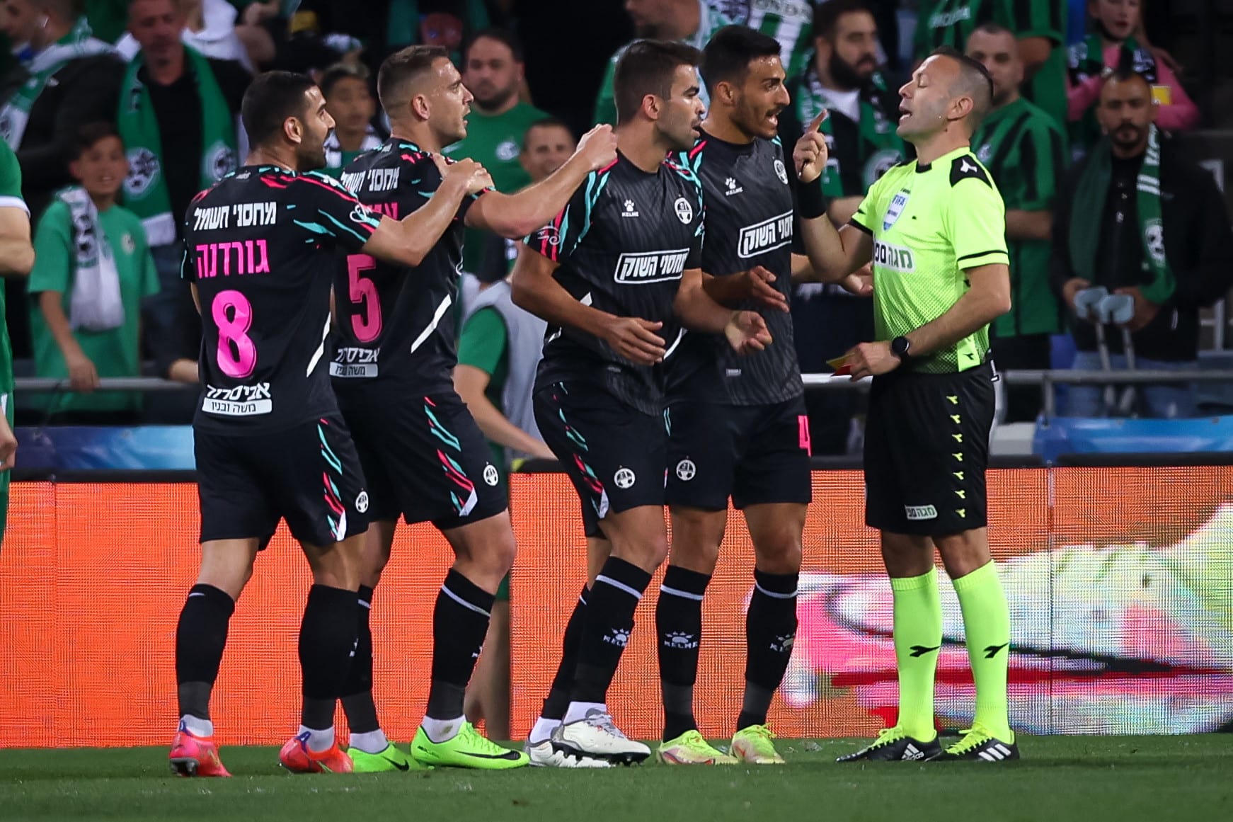 שופט הכדורגל אוראל גרינפלד עם שחקן הפועל באר שבע מיגל ויטור, איאד אבו עביד, מיגל ויטור