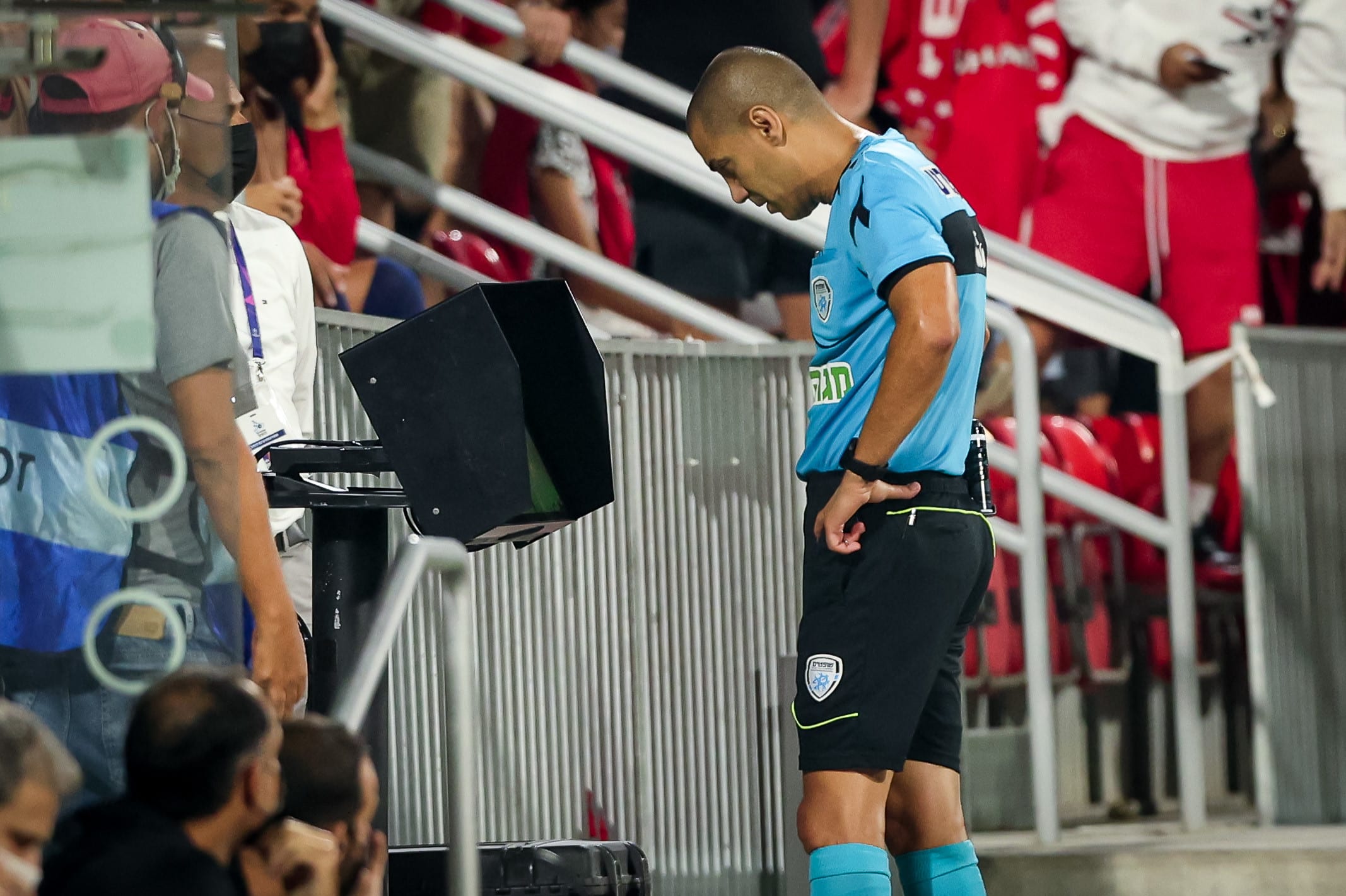 השופט לירן ליאני בעמדת VAR