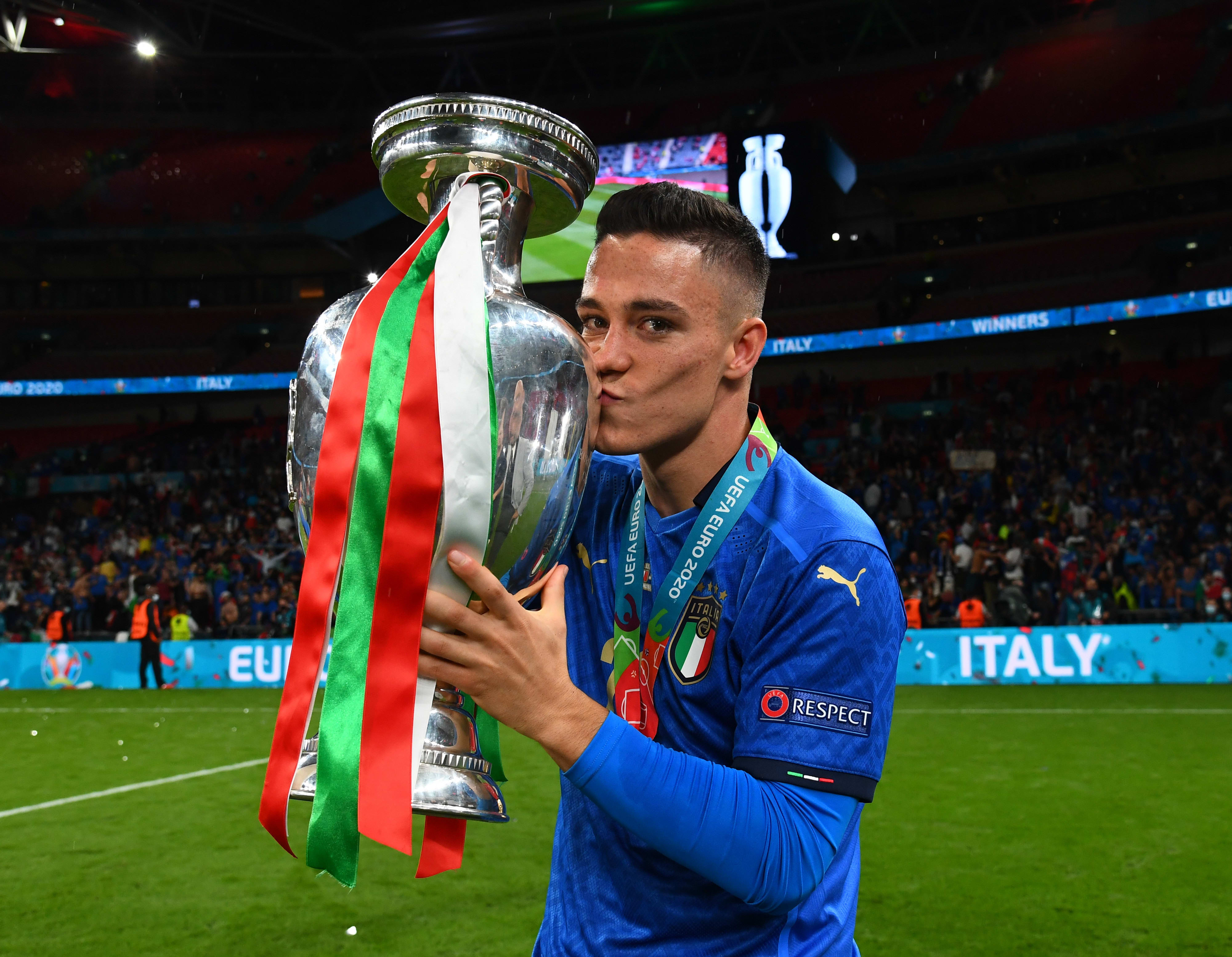 ג'אקומו רספאדורי שחקן נבחרת איטליה עם הגביע אחרי הזכייה ביורו 2020