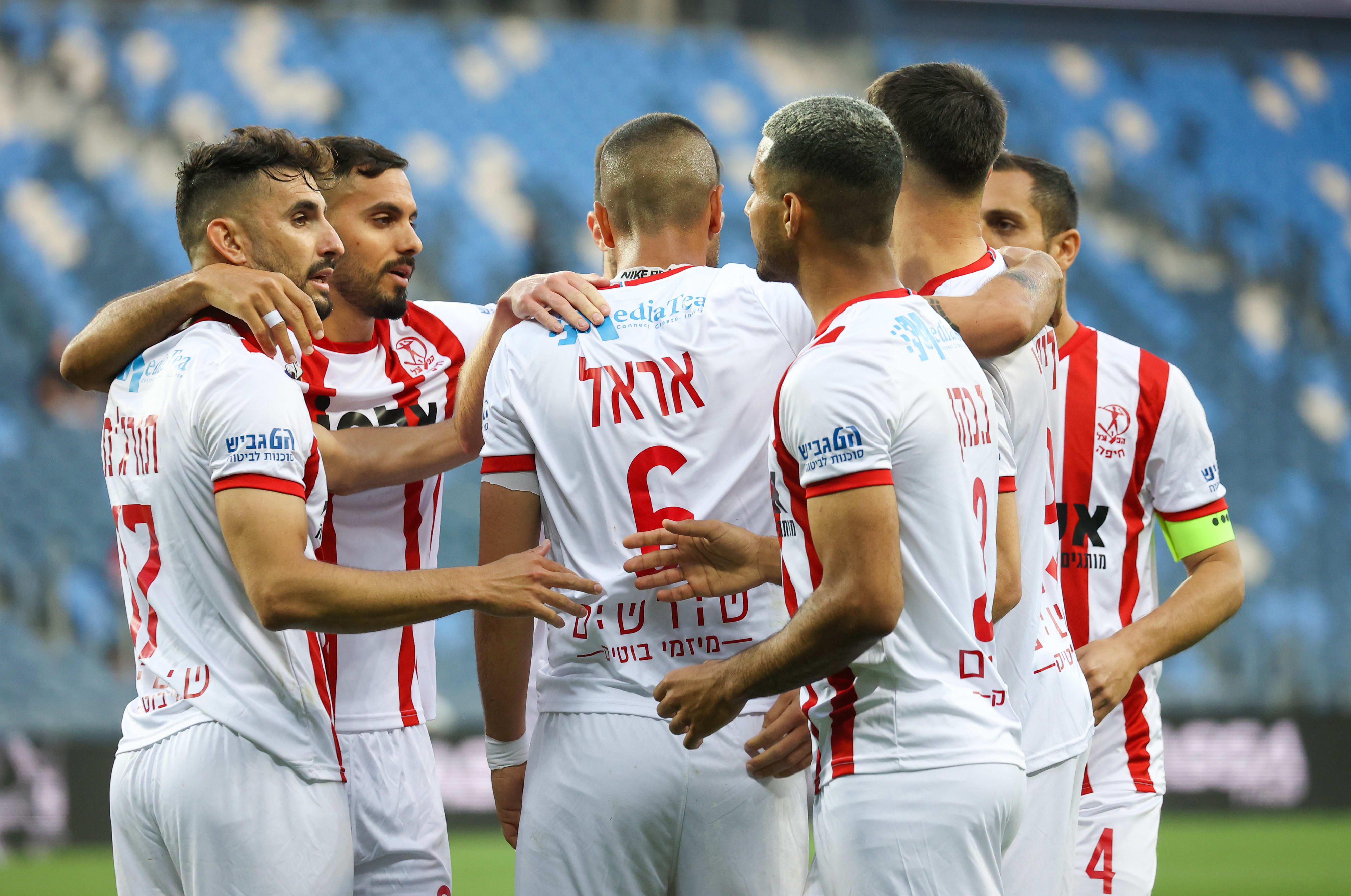 שחקני הפועל חיפה חוגגים