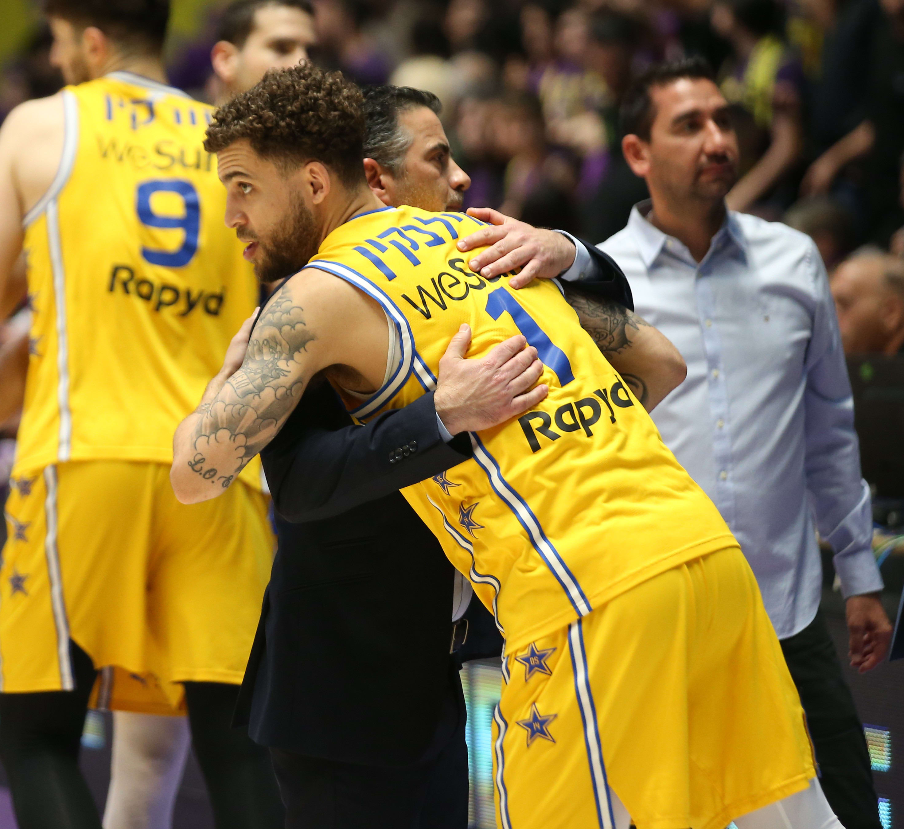 שחקן מכבי תל אביב סקוטי ווילבקין עם אבי אבן