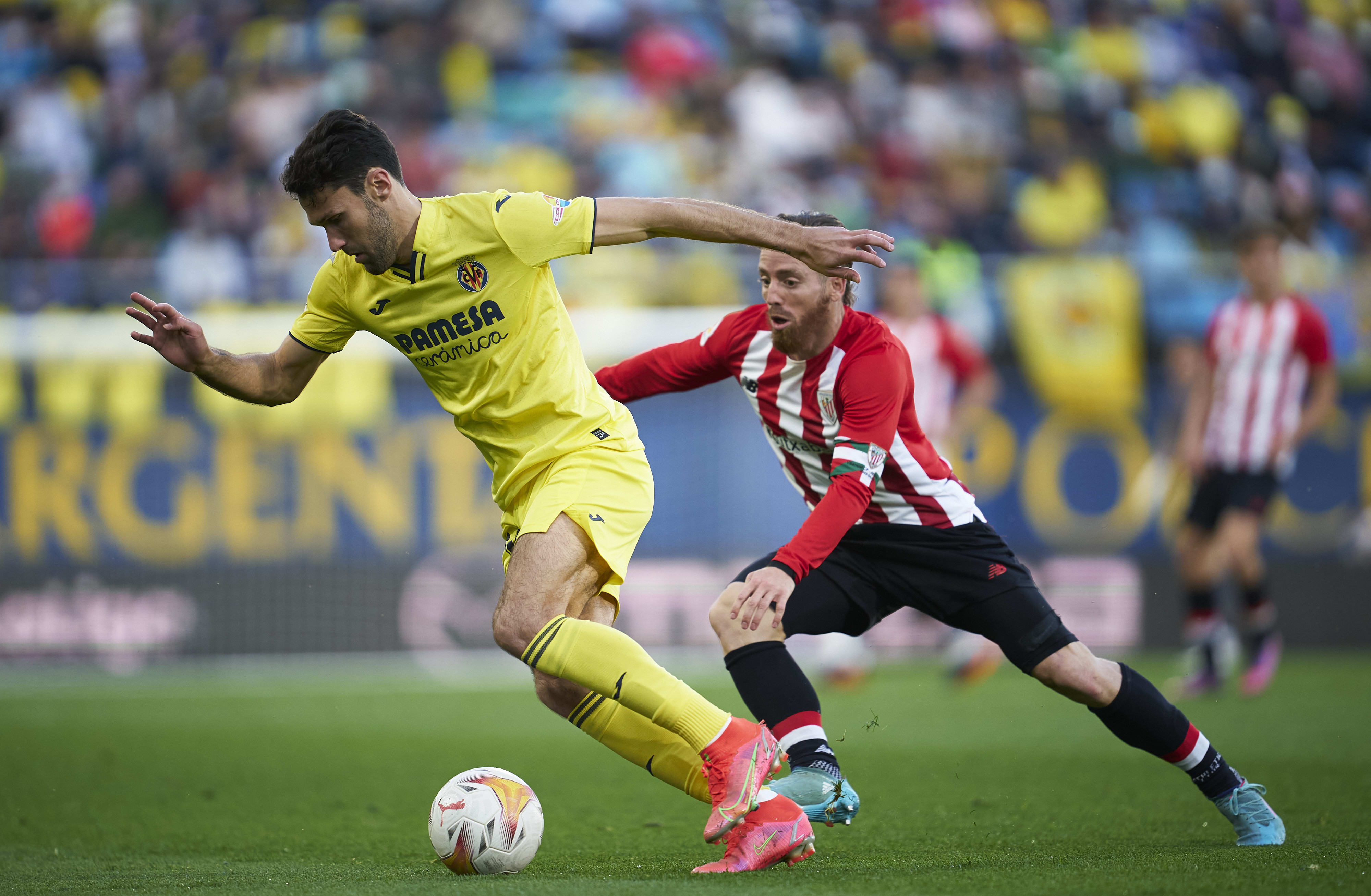 אלפונסו פדראסה שחקן ויאריאל לפני איקר מוניאין שחקן אתלטיק בילבאו