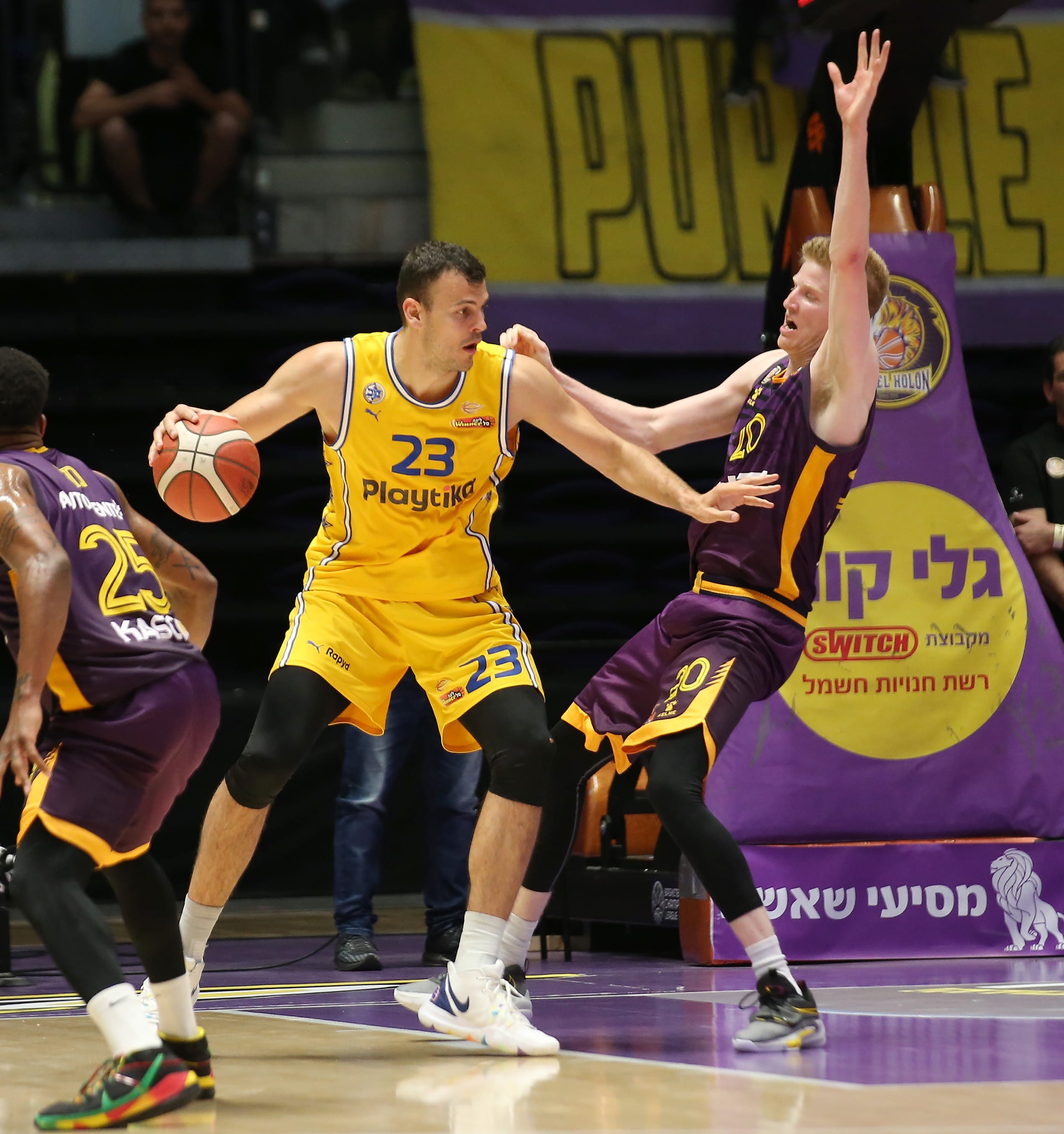 שחקן מכבי תל אביב אנטה ז'יז'יץ' מול שחקן הפועל חולון היידן דלטון