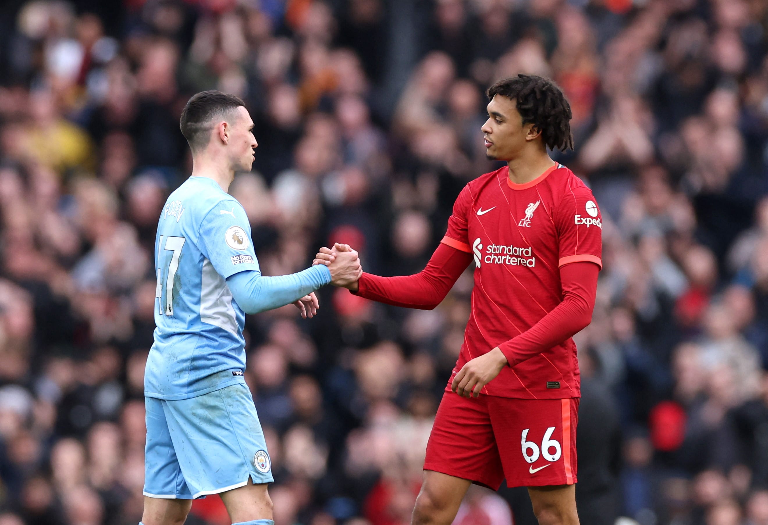 טרנט אלכסנדר ארנולד לצד פיל פודן אחרי ה-2:2 של מנצ'סטר סיטי מול ליברפול