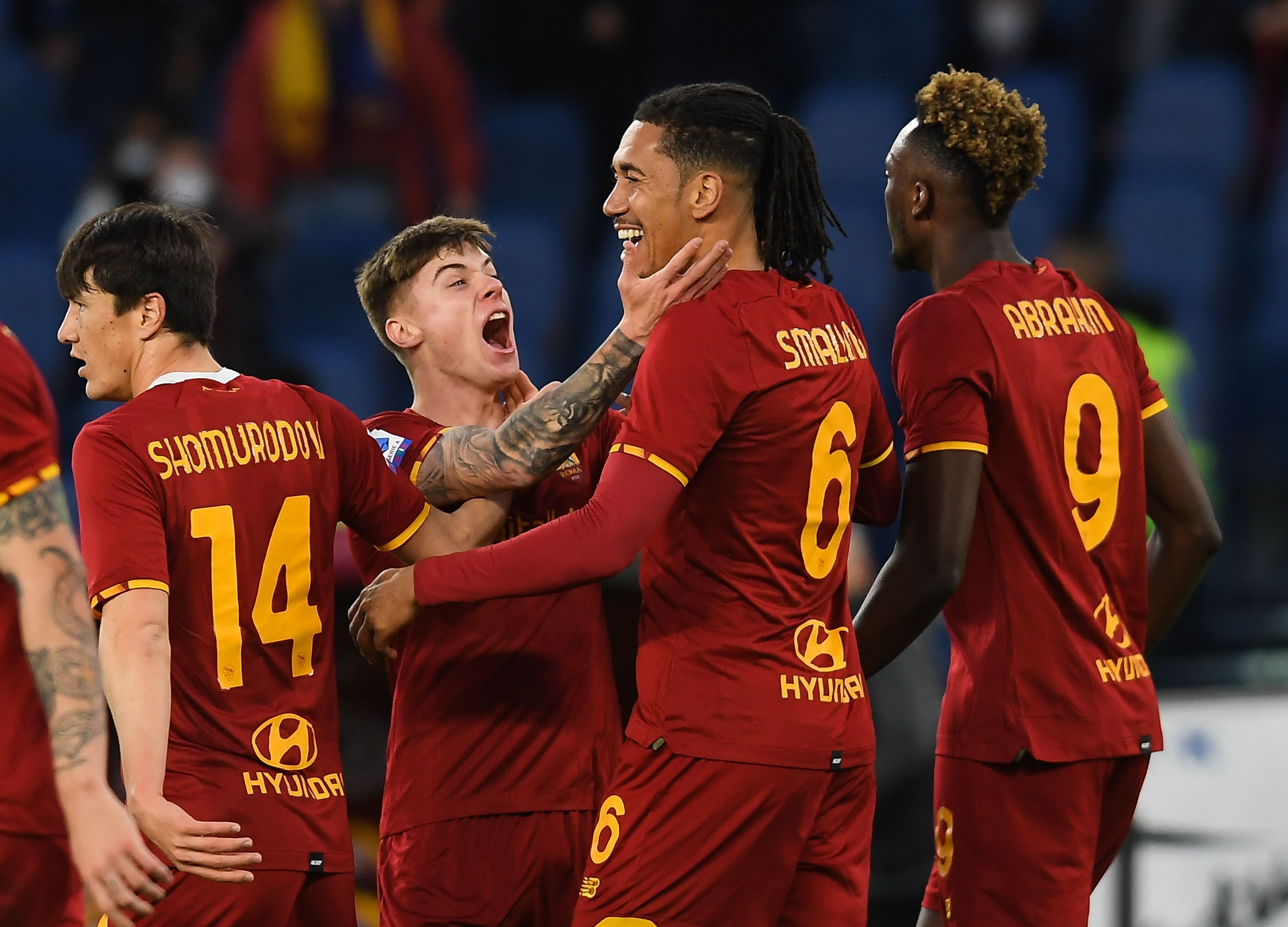 שחקני רומא חוגגים עם כריס סמולינג