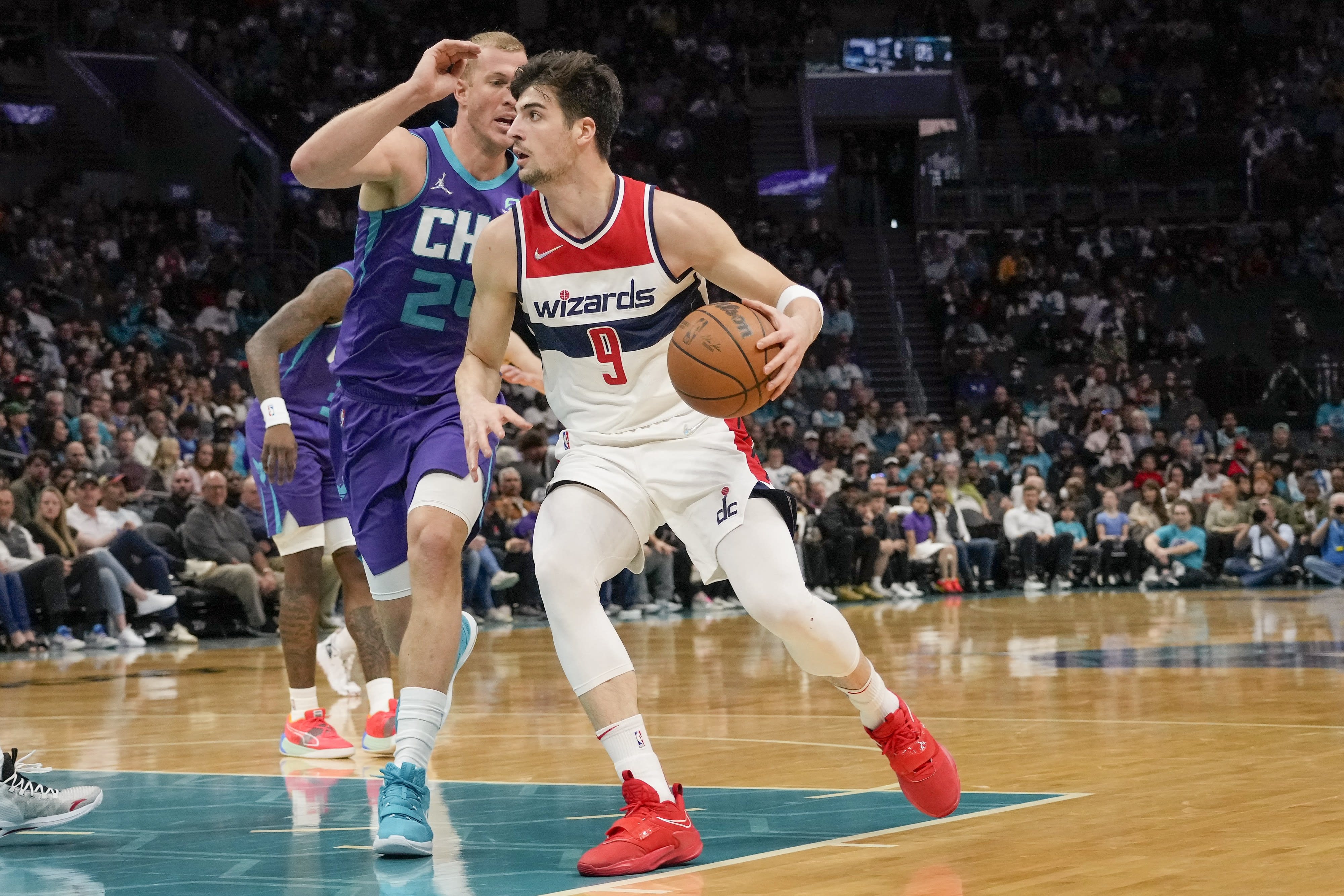 דני אבדיה שחקן וושינגטון מול מייסון פלאמלי שחקן שארלוט