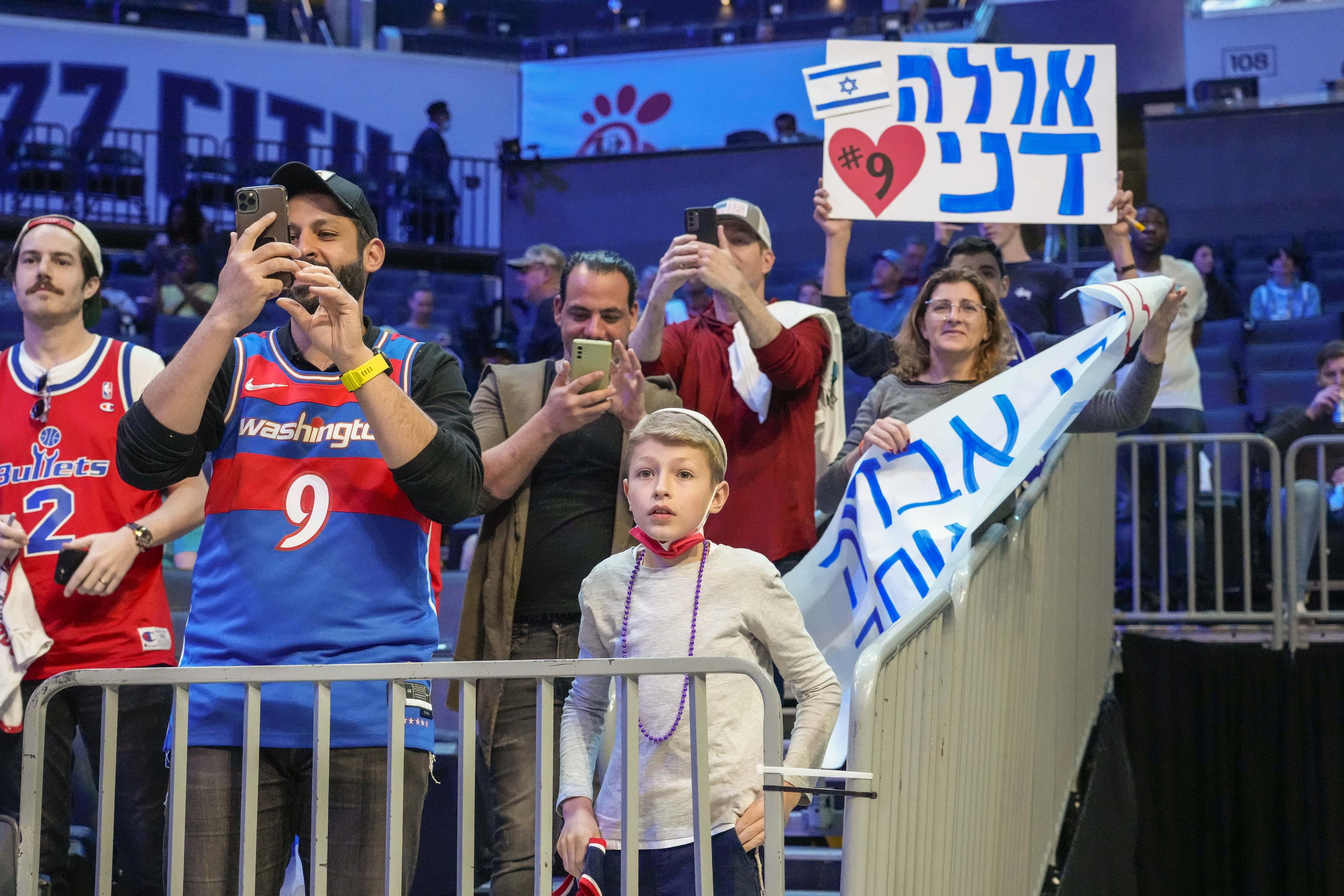 מעריצים של דני אבדיה במשחק בין שארלוט הורנטס לבין וושינגטון וויזארדס