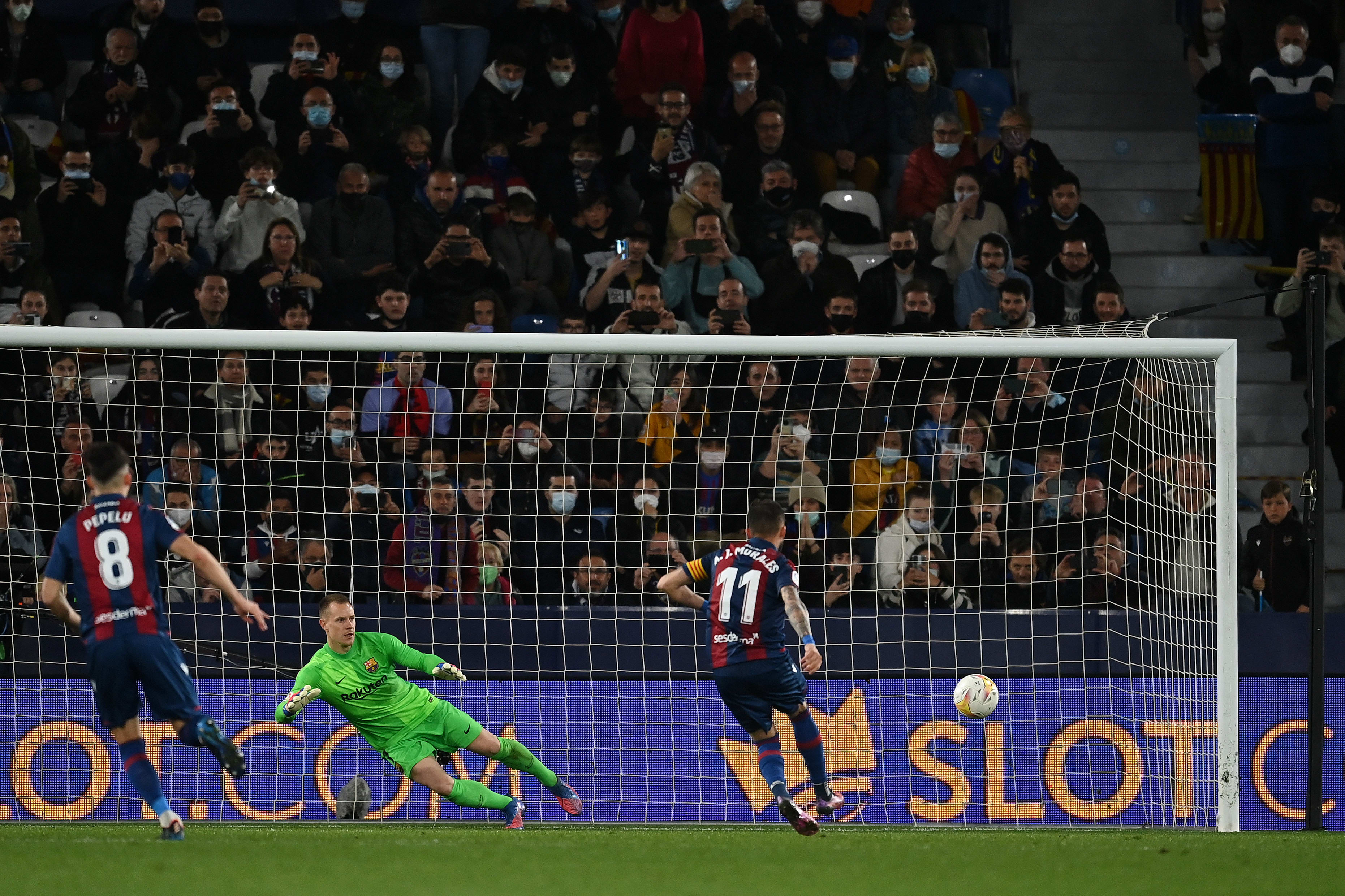 חוסה לואיס מוראלס שחקן לבנטה כובש פנדל מול מארק אנדרה טר סטגן שוער ברצלונה