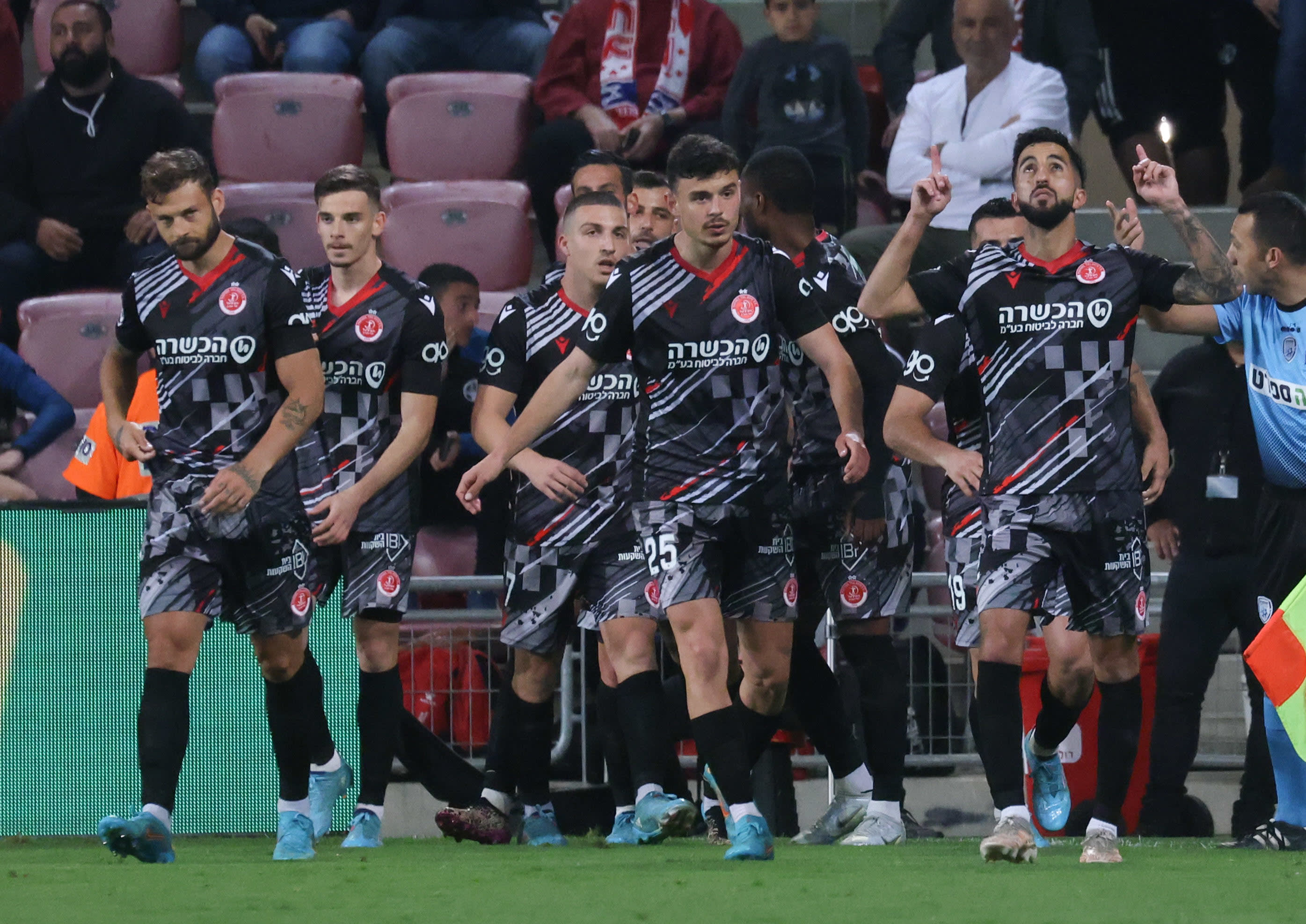שחקני הפועל תל אביב חוגגים