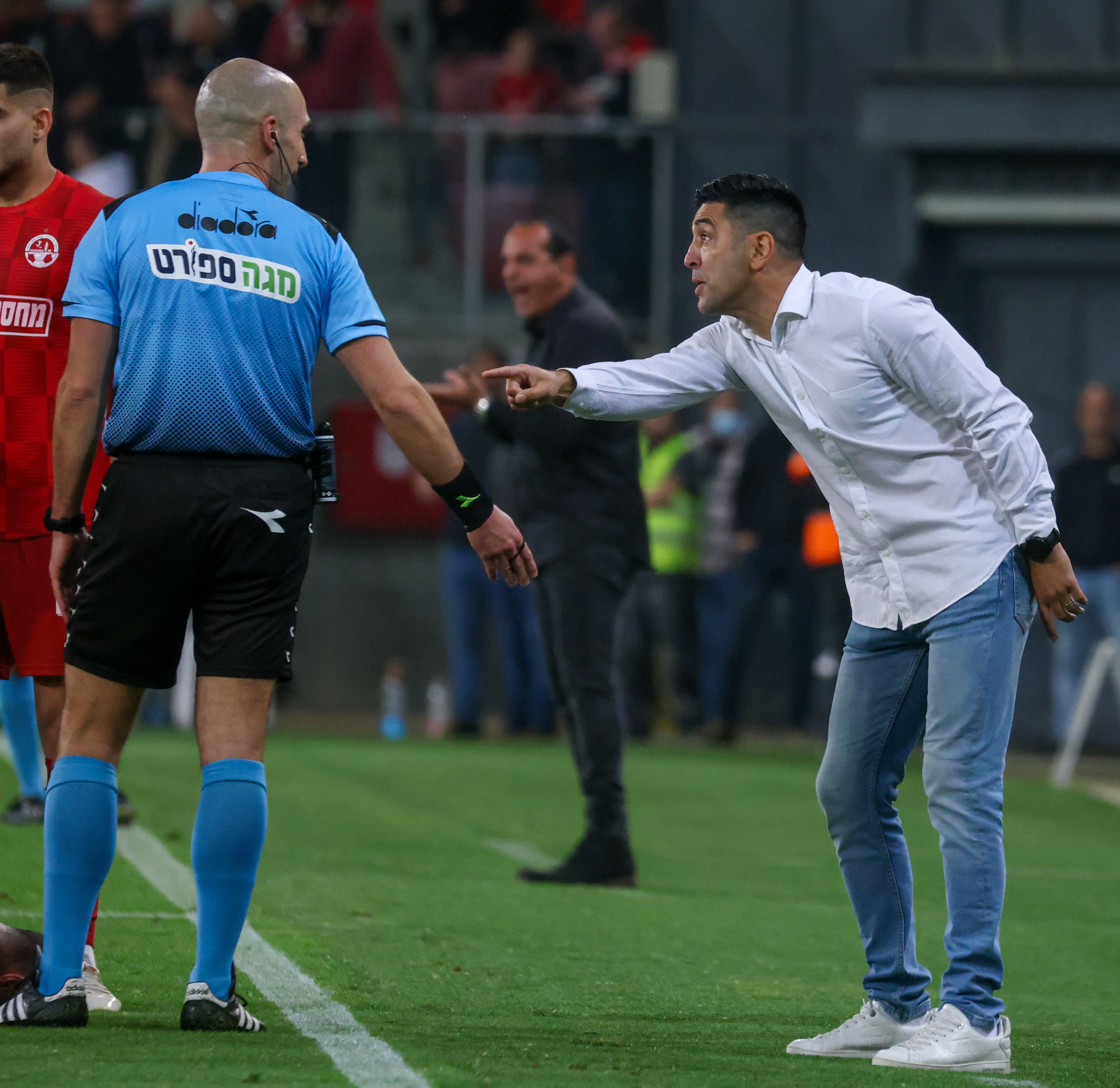 אליניב ברדה מאמן הפועל באר שבע עם גל לייבוביץ' שופט כדורגל ישראלי