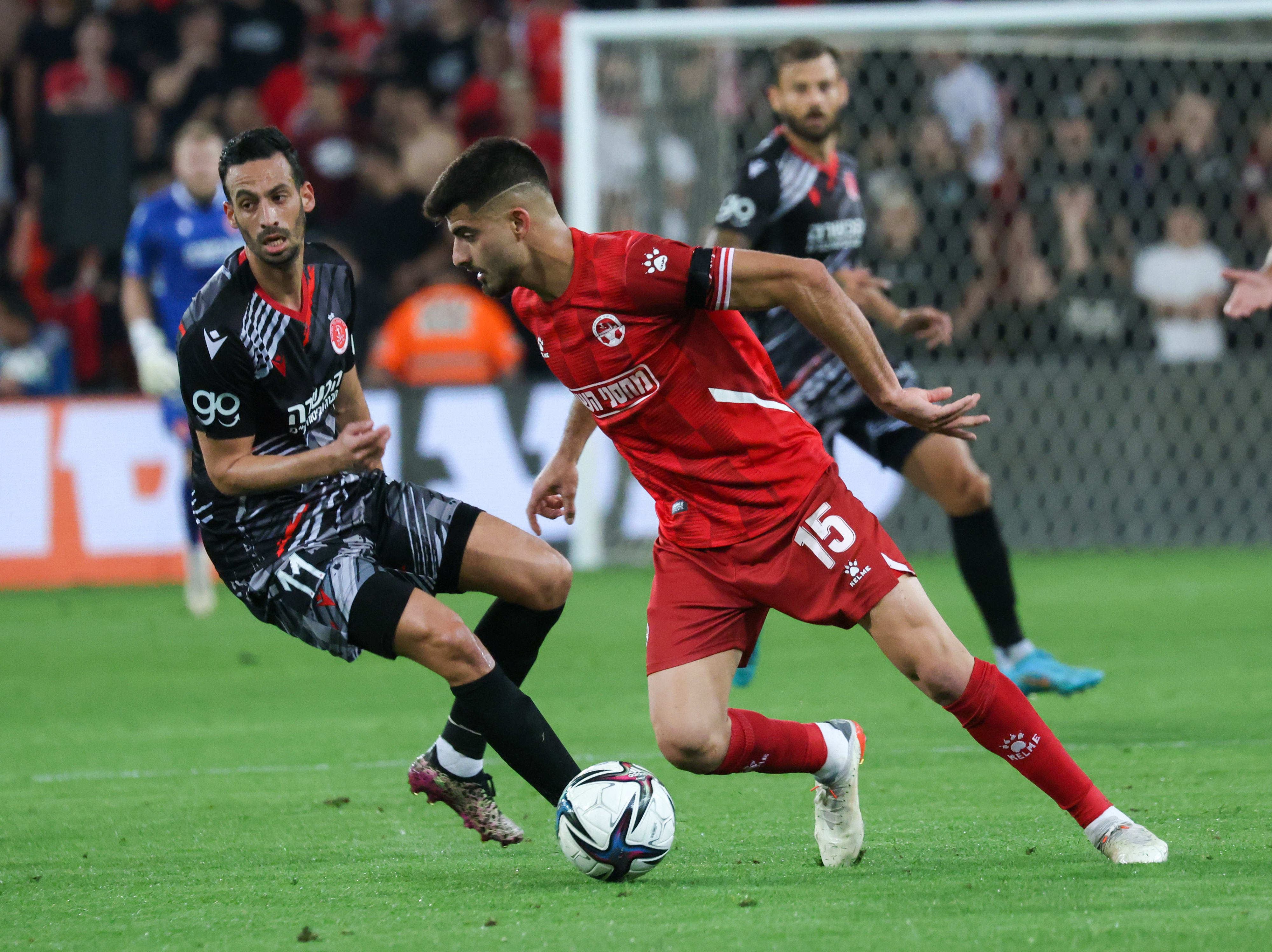 תומר יוספי שחקן הפועל באר שבע מול דן איינבינדר שחקן הפועל תל אביב