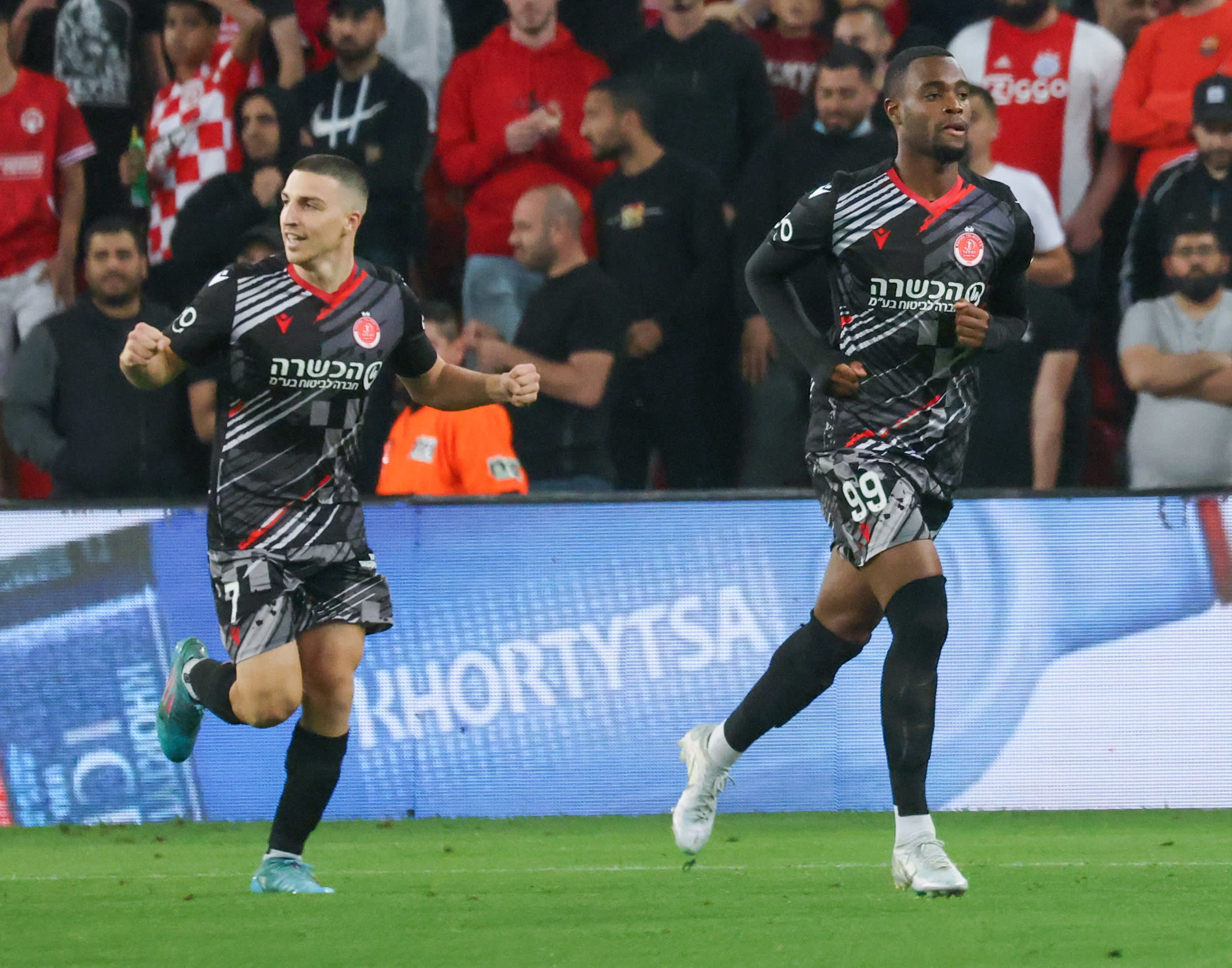 אנז' פרדי פלומן שחקן הפועל תל אביב עם אושרי דוידה