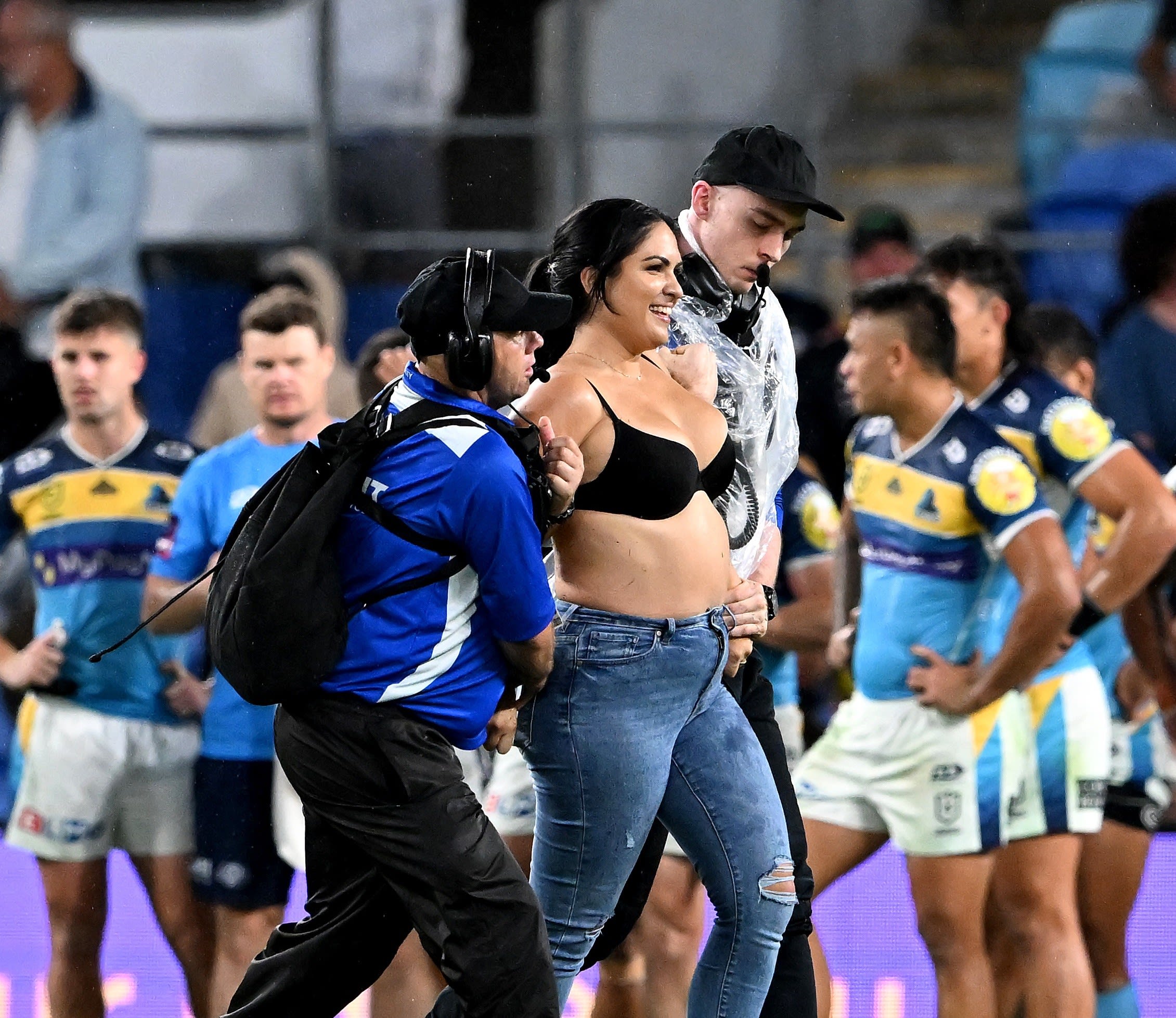 אוהדת בחזייה פרצה למגרש באוסטרליה, אנשי האבטחה תיקלו אותה באכזריות