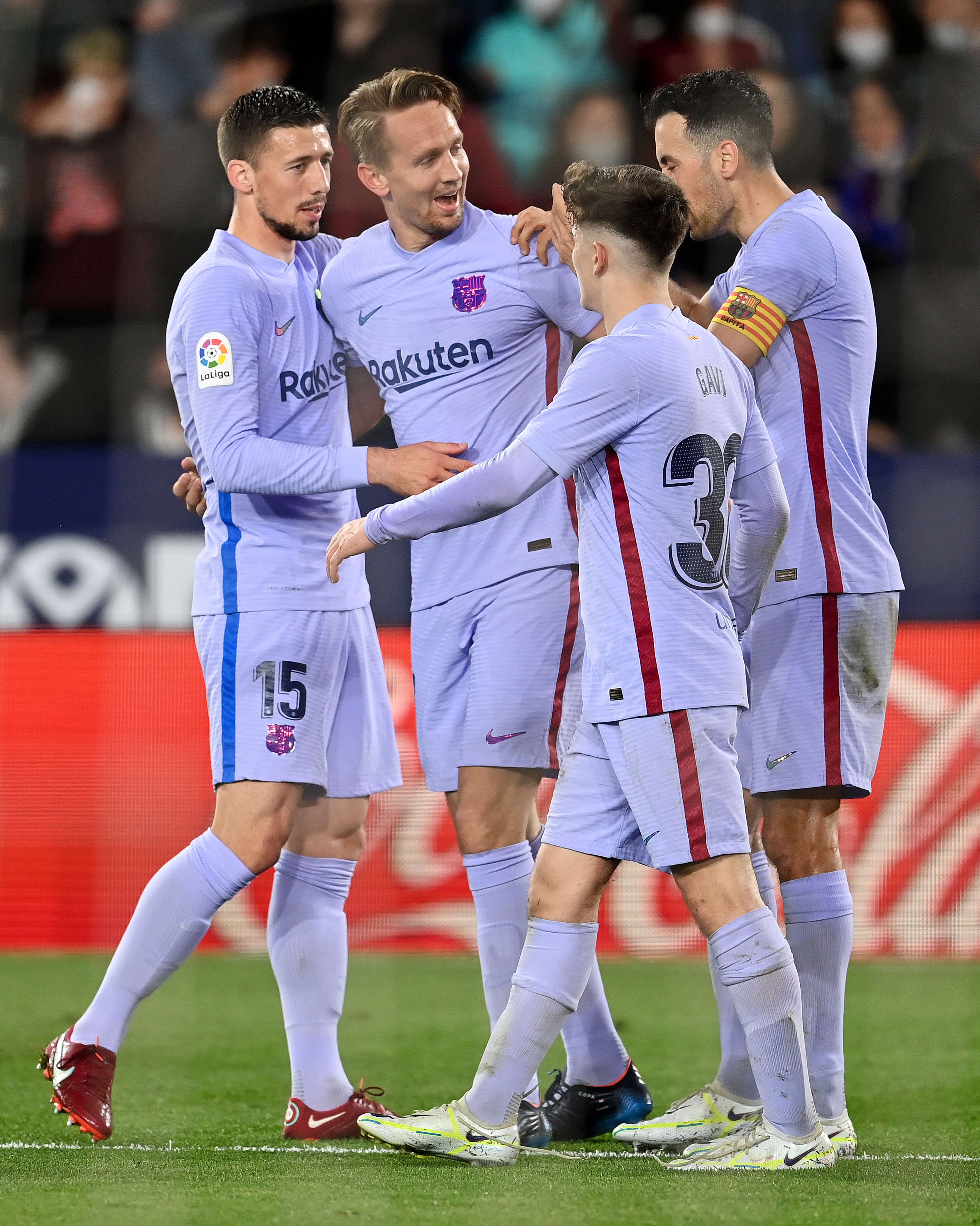 שחקני ברצלונה חוגגים עם לוק דה יונג