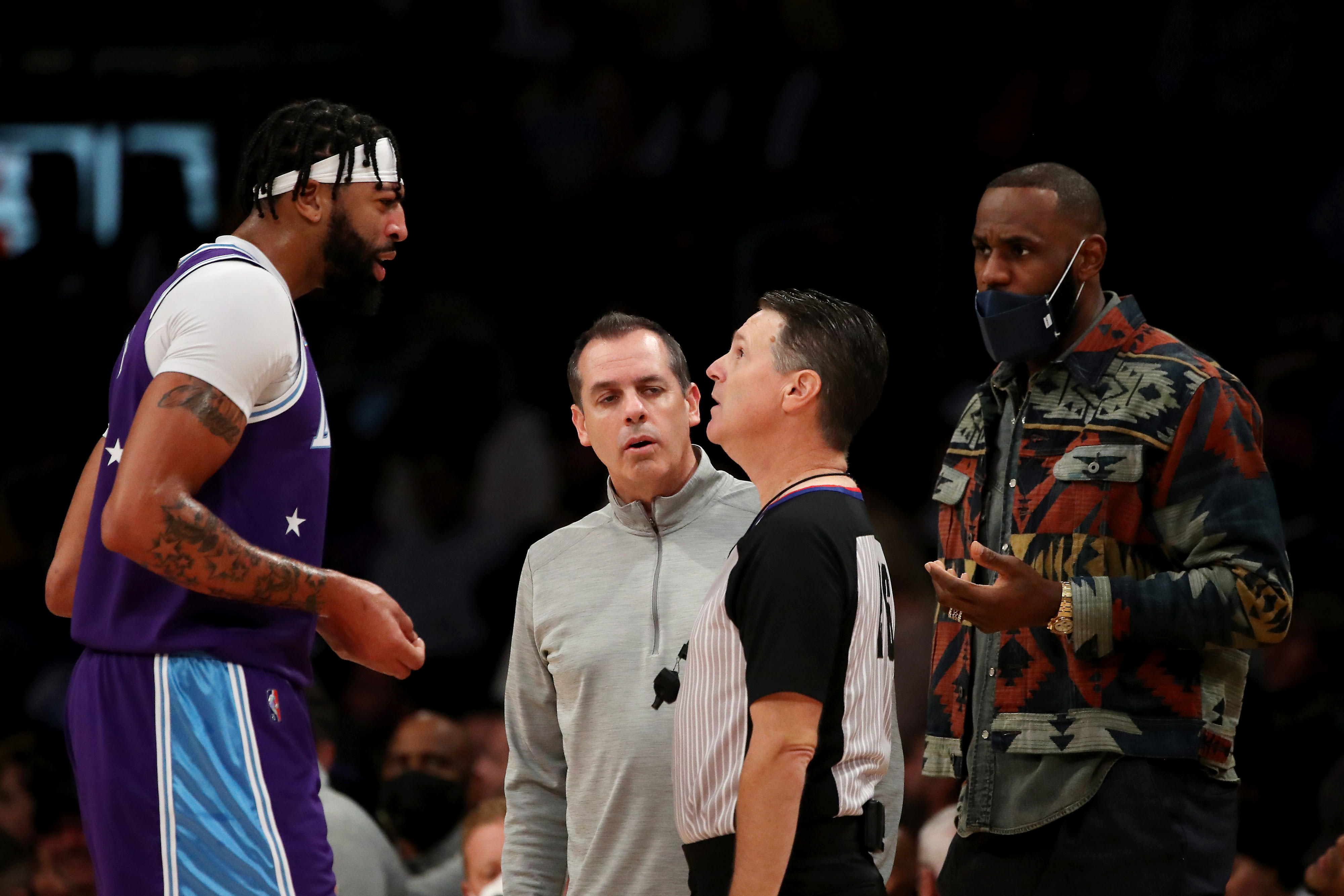 שחקני לוס אנג'לס לייקרס אנתוני דייויס, לברון ג'יימס לצד המאמן פרנק ווגל