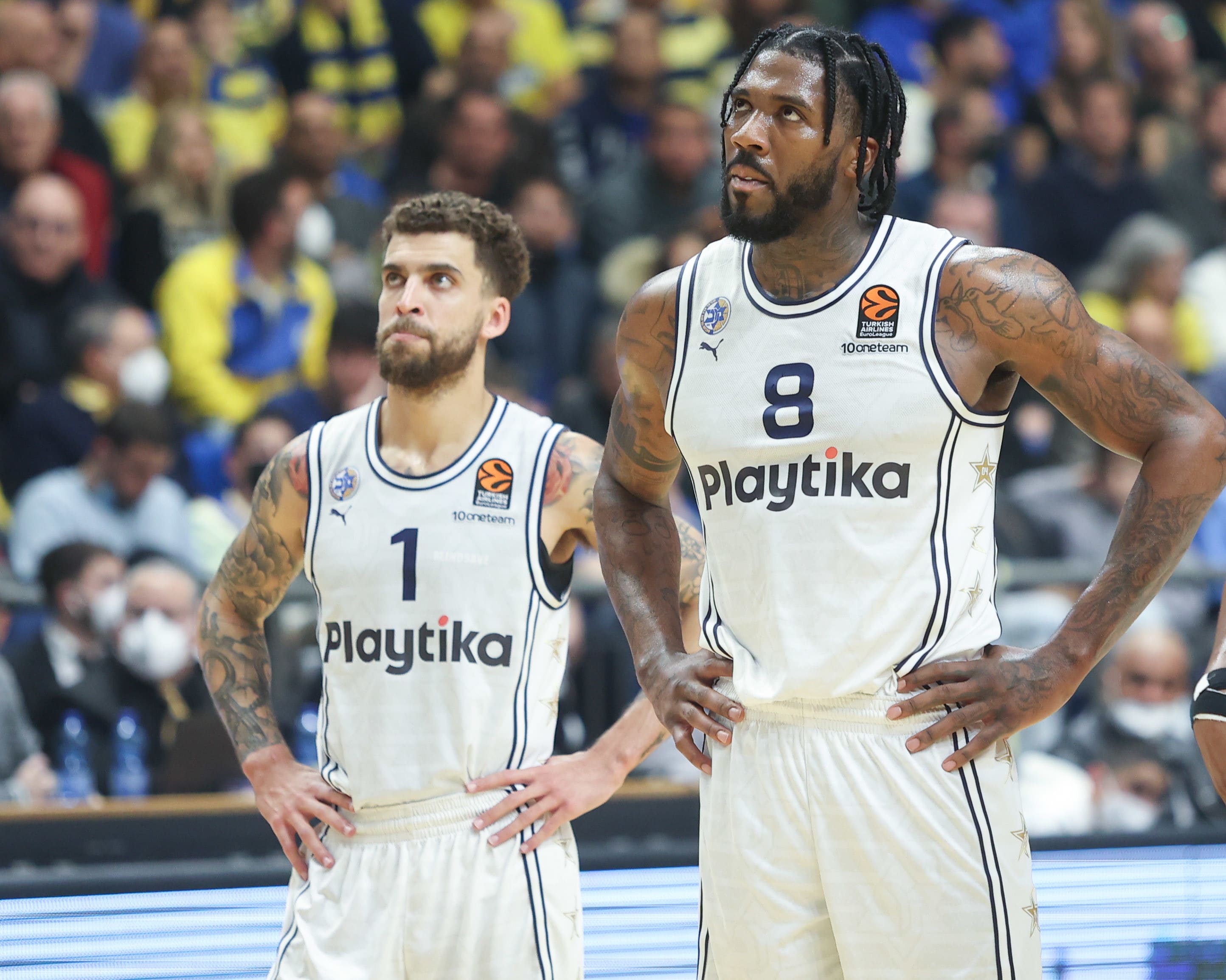 שחקן מכבי תל אביב ג'יילן ריינולדס עם סקוטי ווילבקין