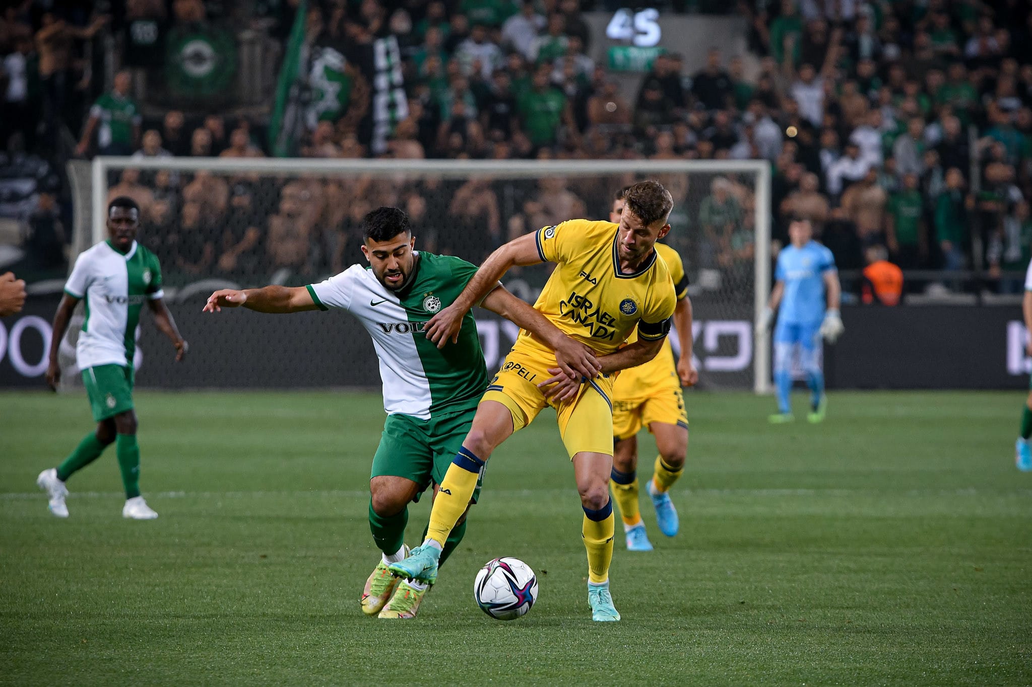 עדן שמיר שחקן מכבי תל אביב מול מוחמד אבו פאני שחקן מכבי חיפה