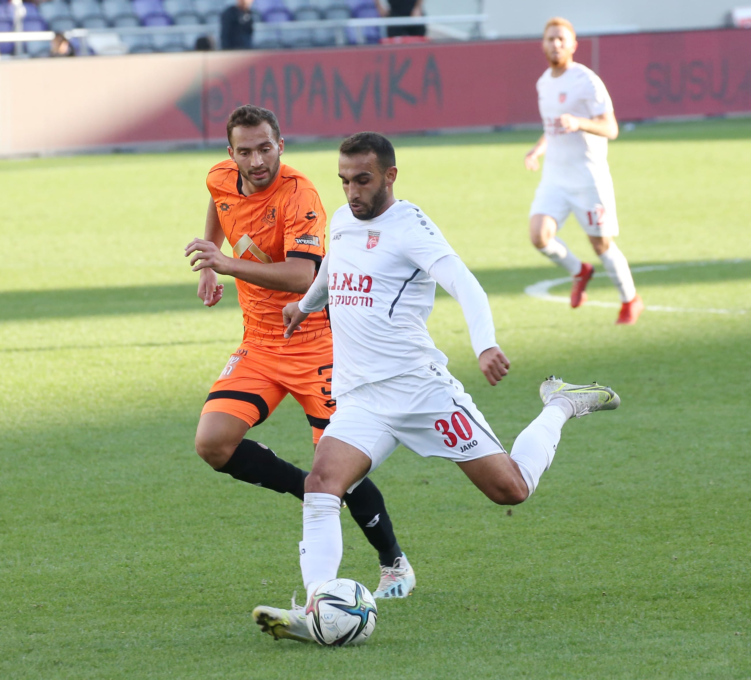 שחקן מ.ס. כפר קאסם מוחמד כליבאת מול שחקן בני יהודה תמיר גלזר