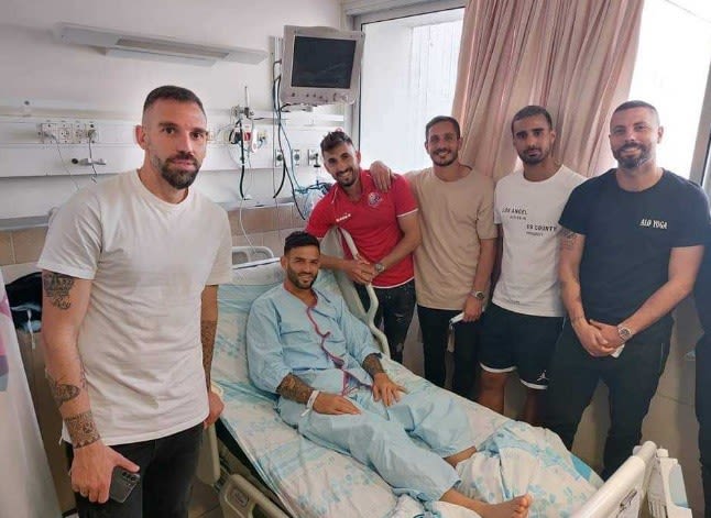 שחקני הפועל חיפה מבקרים את חנן ממן הפצוע