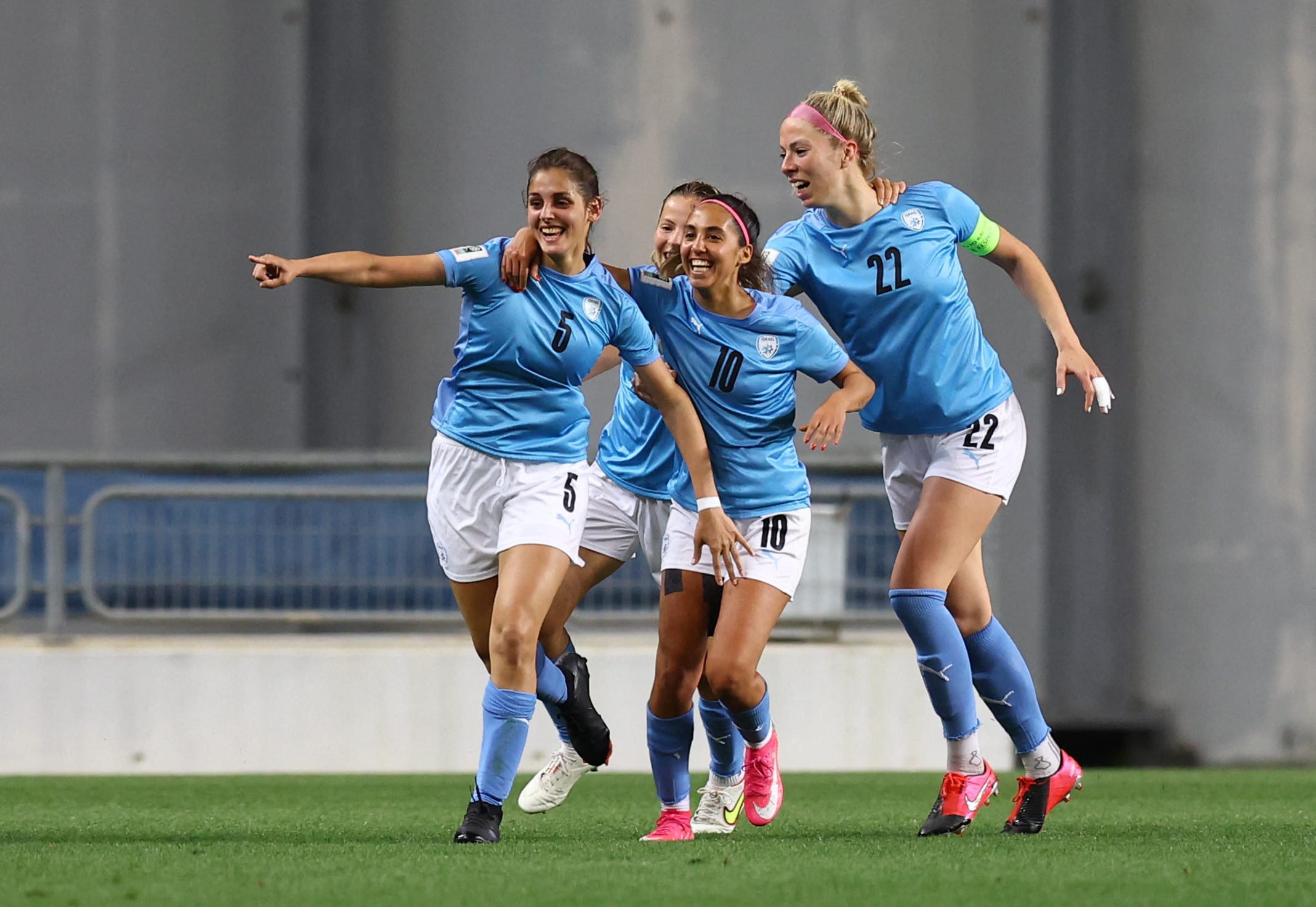 שחקניות נבחרת ישראל בכדורגל חוגגות עם שירה אלינב