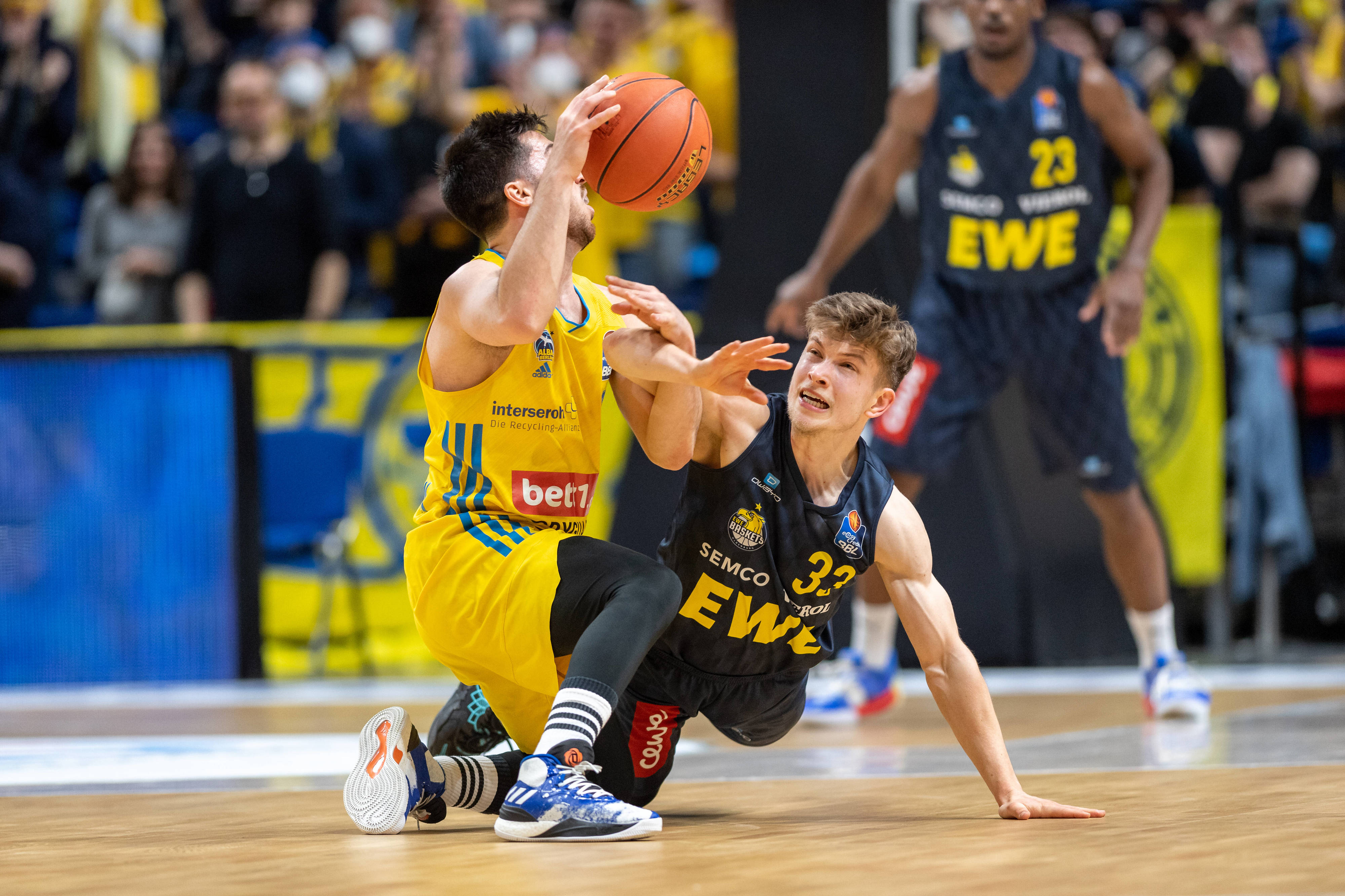 תמיר בלאט שחקן אלבה ברלין מול בנט הונדרט שחקן אולדנבורג