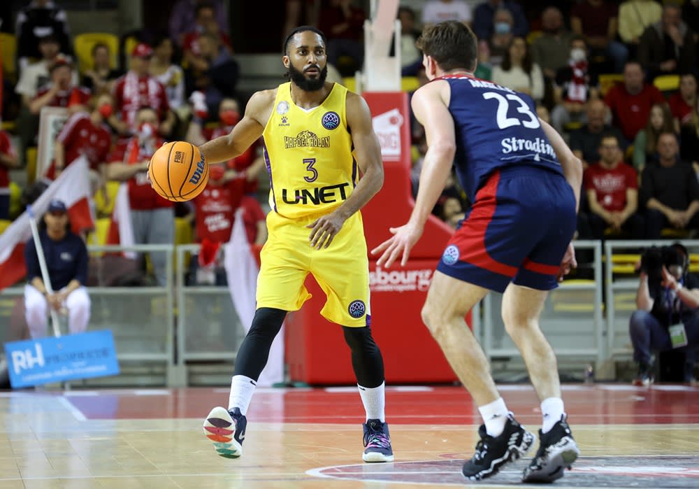 שחקן הפועל חולון אדם סמית'