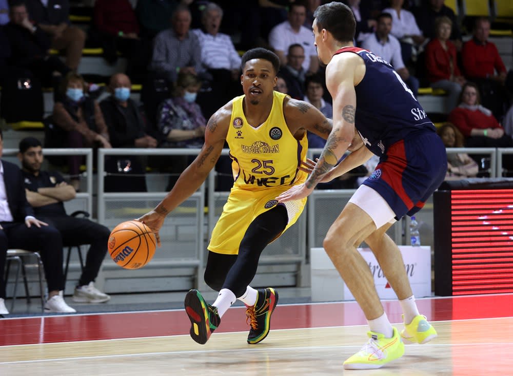 שחקן הפועל חולון טיירוס מגי