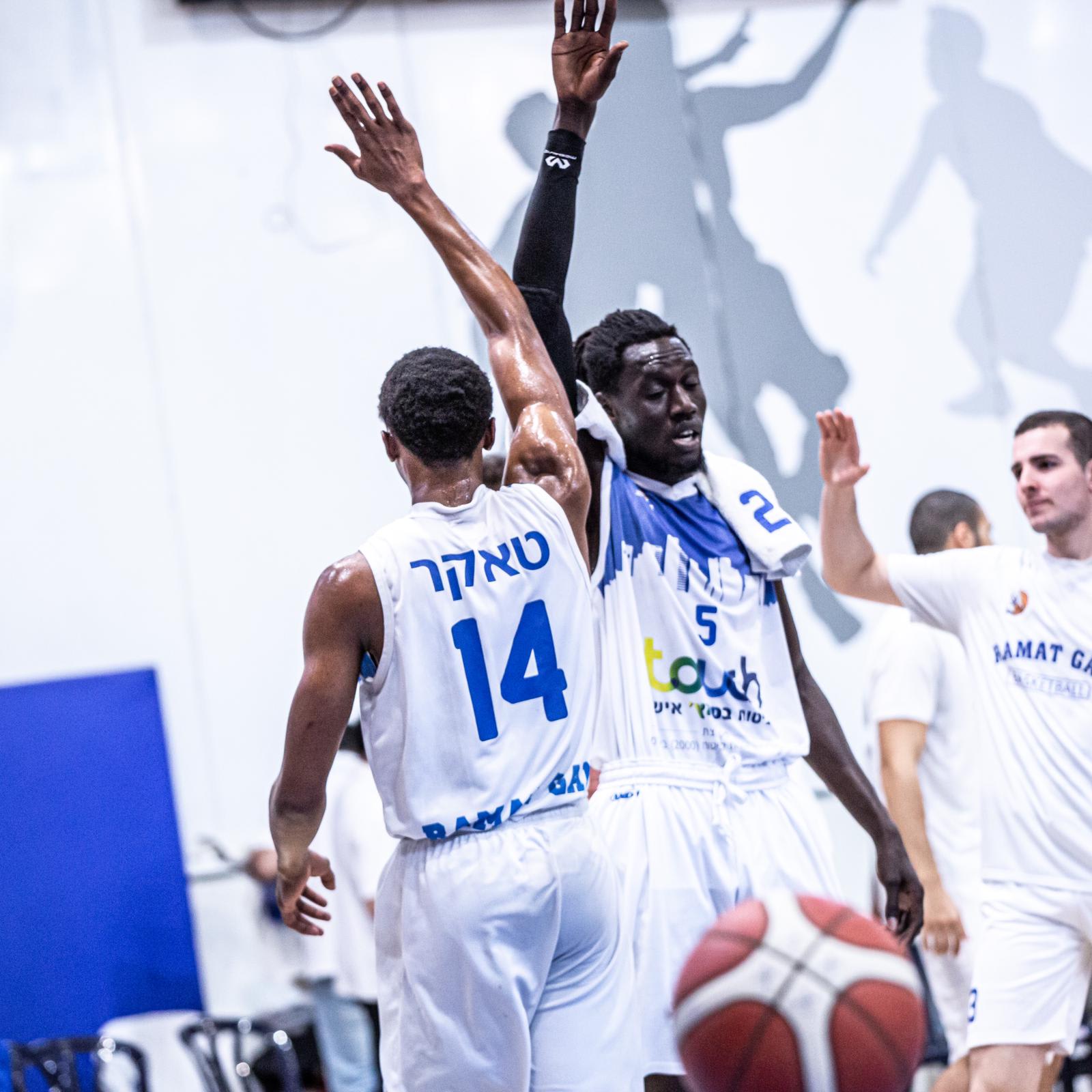 שחקן עירוני רמת גן דאקארי טאקר עם עבדולאי גויא