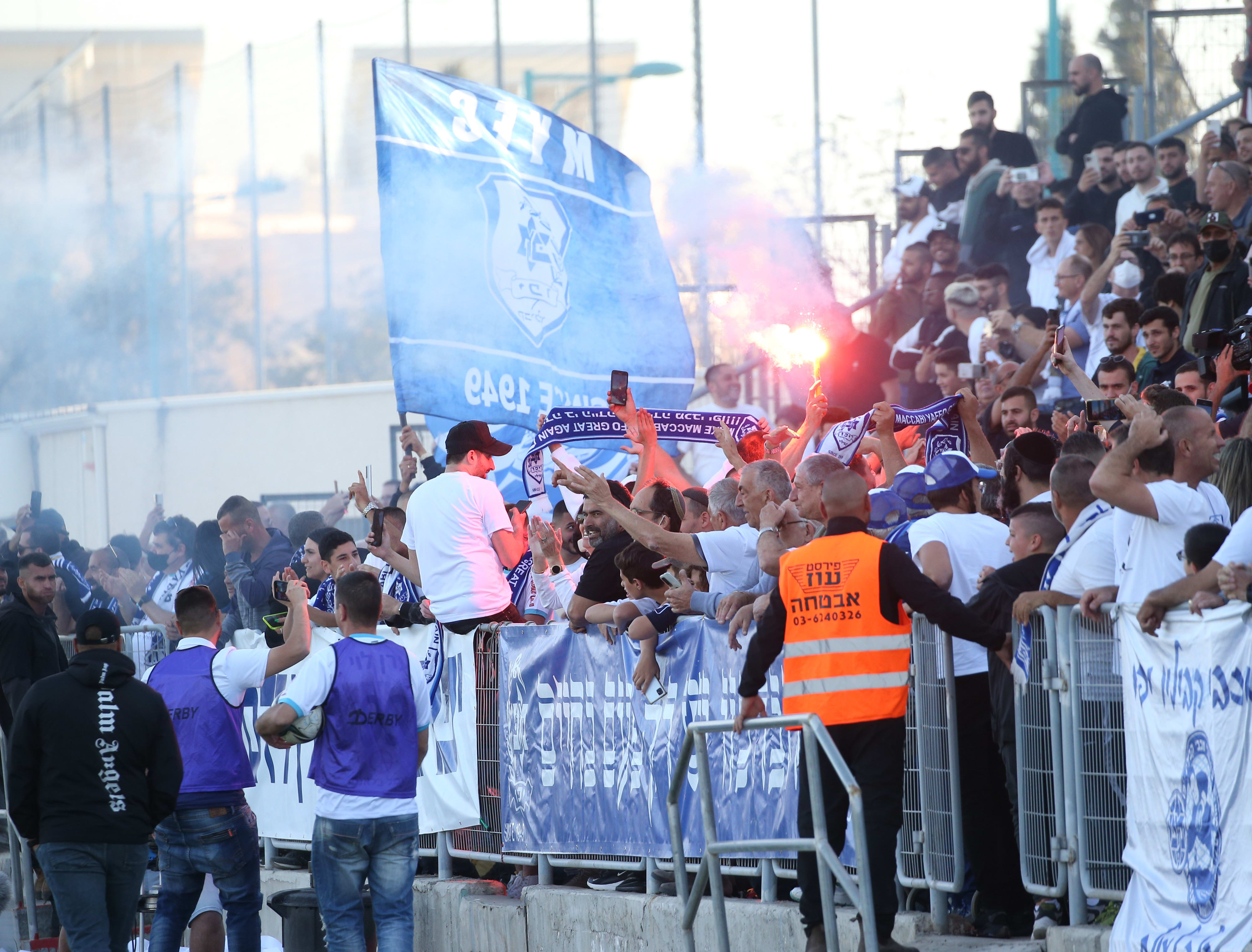 אוהדי מכבי יפו חוגגים עלייה לליגה הלאומית