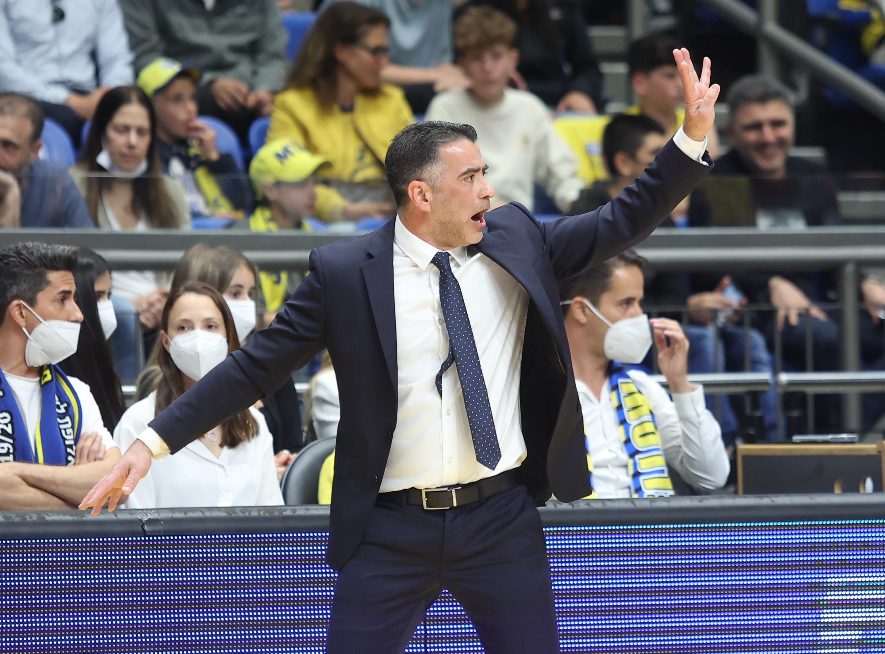 מאמן מכבי תל אביב אבי אבן