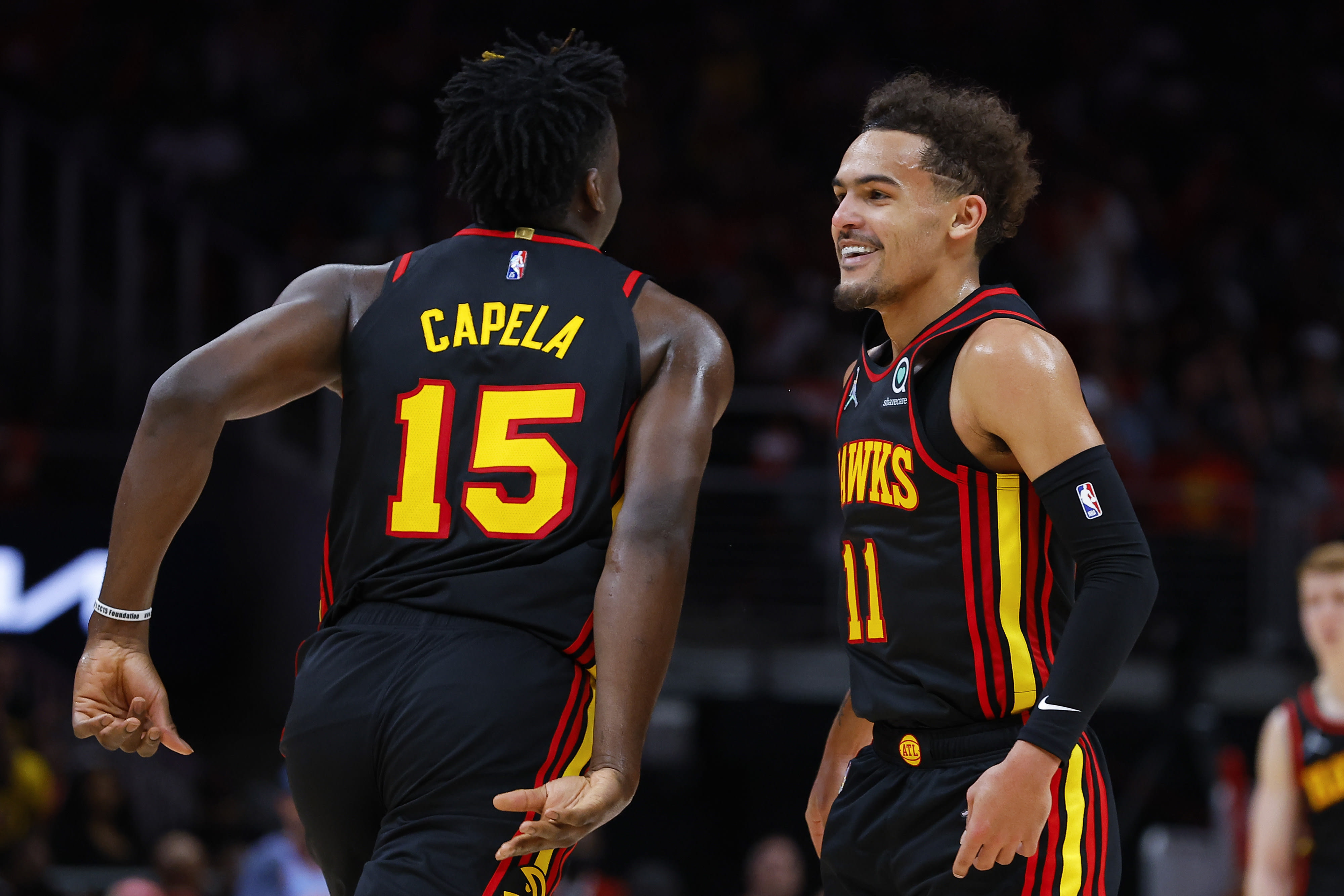 שחקני אטלנטה הוקס טריי יאנג, קלינט קאפלה חוגגים