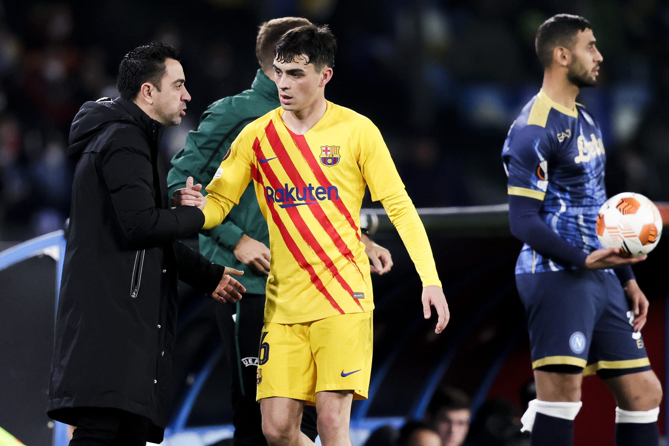 מאמן ברצלונה צ'אבי עם השחקן פדרי