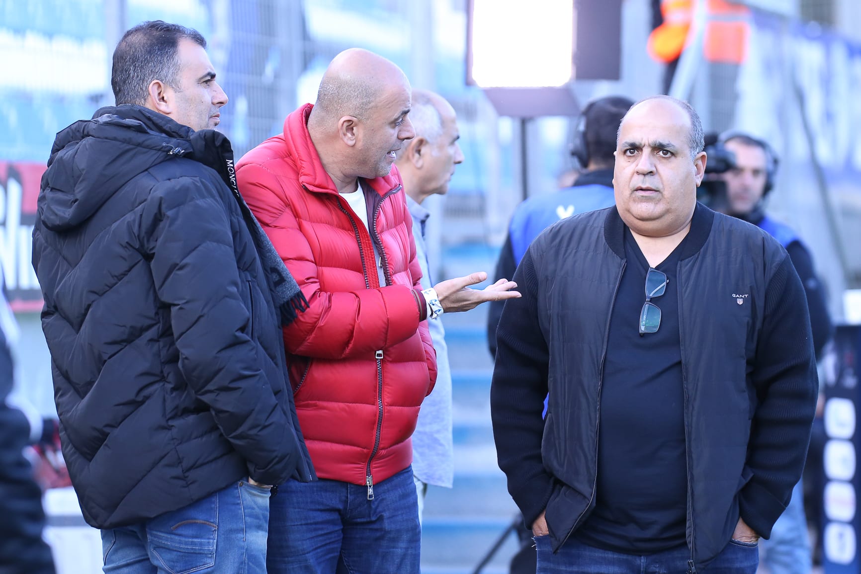 מורדי דדון מנהל הפועל תל אביב (מימין) עם הבעלים האחים ניסנוב